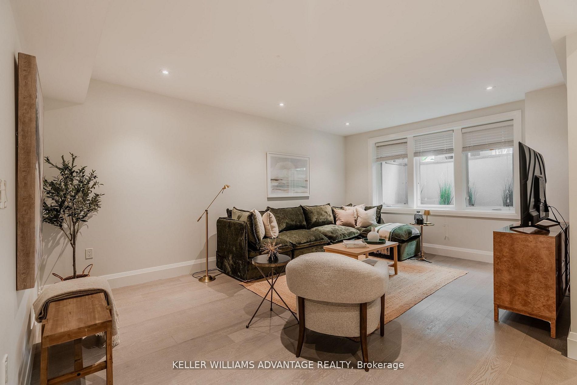 35 Duart Park Road Lower, Toronto, ON M4E 1J3 photo 2