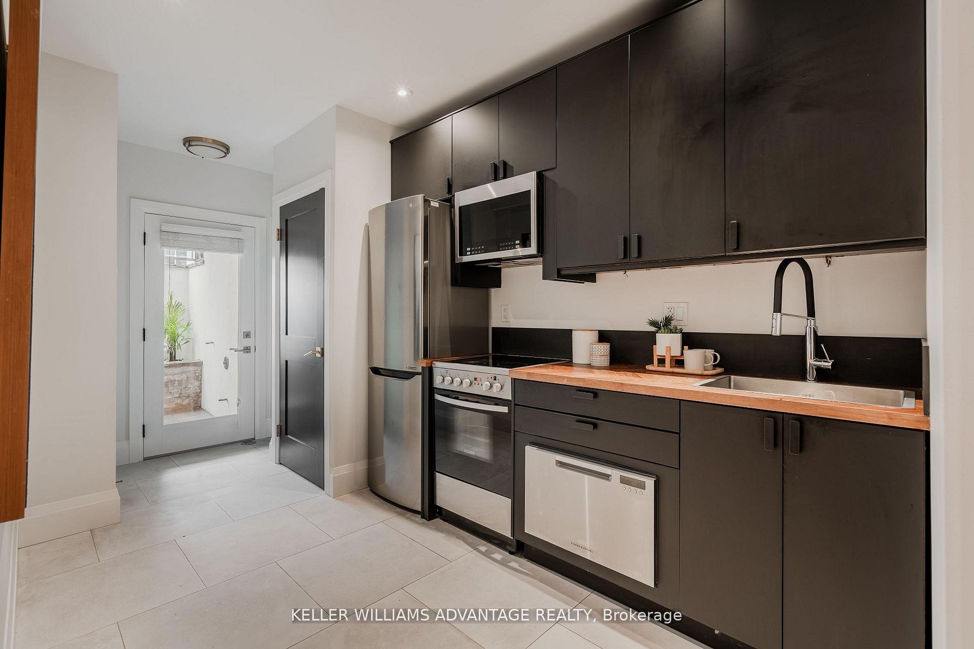 35 Duart Park Road Lower, Toronto, ON M4E 1J3 photo 5