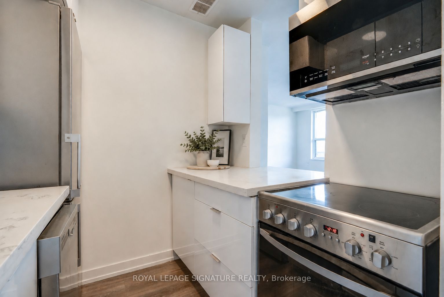 15 Gamble Avenue 203, Toronto, ON M4K 2H3 photo 2