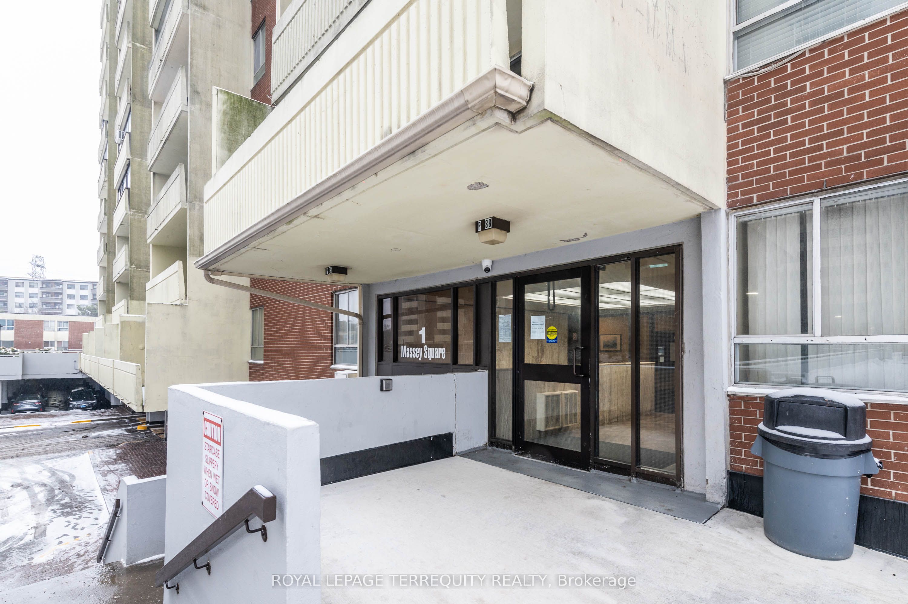 1 Massey Square 1703, Toronto, ON M4C 5L4 photo 2