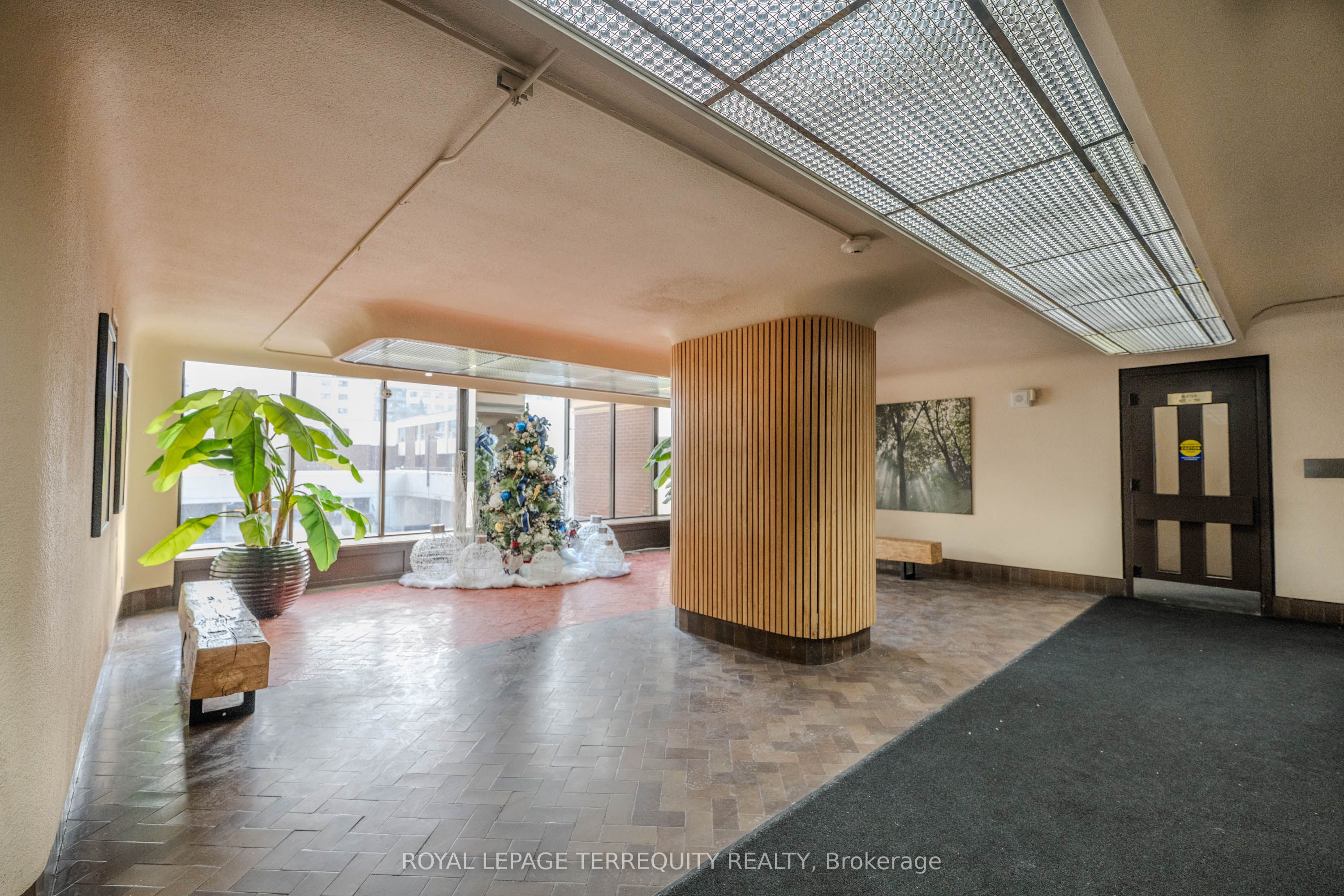 1 Massey Square 1703, Toronto, ON M4C 5L4 photo 5