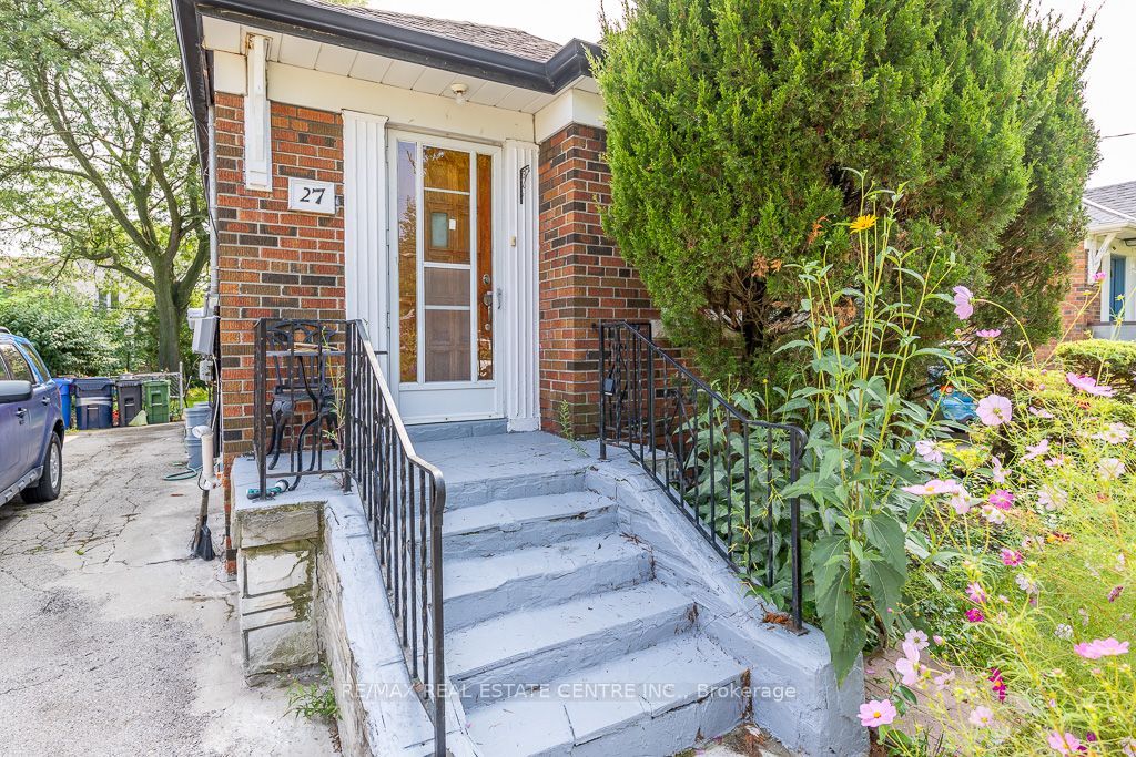27 Innismore Crescent, Toronto, ON M1R 1C8