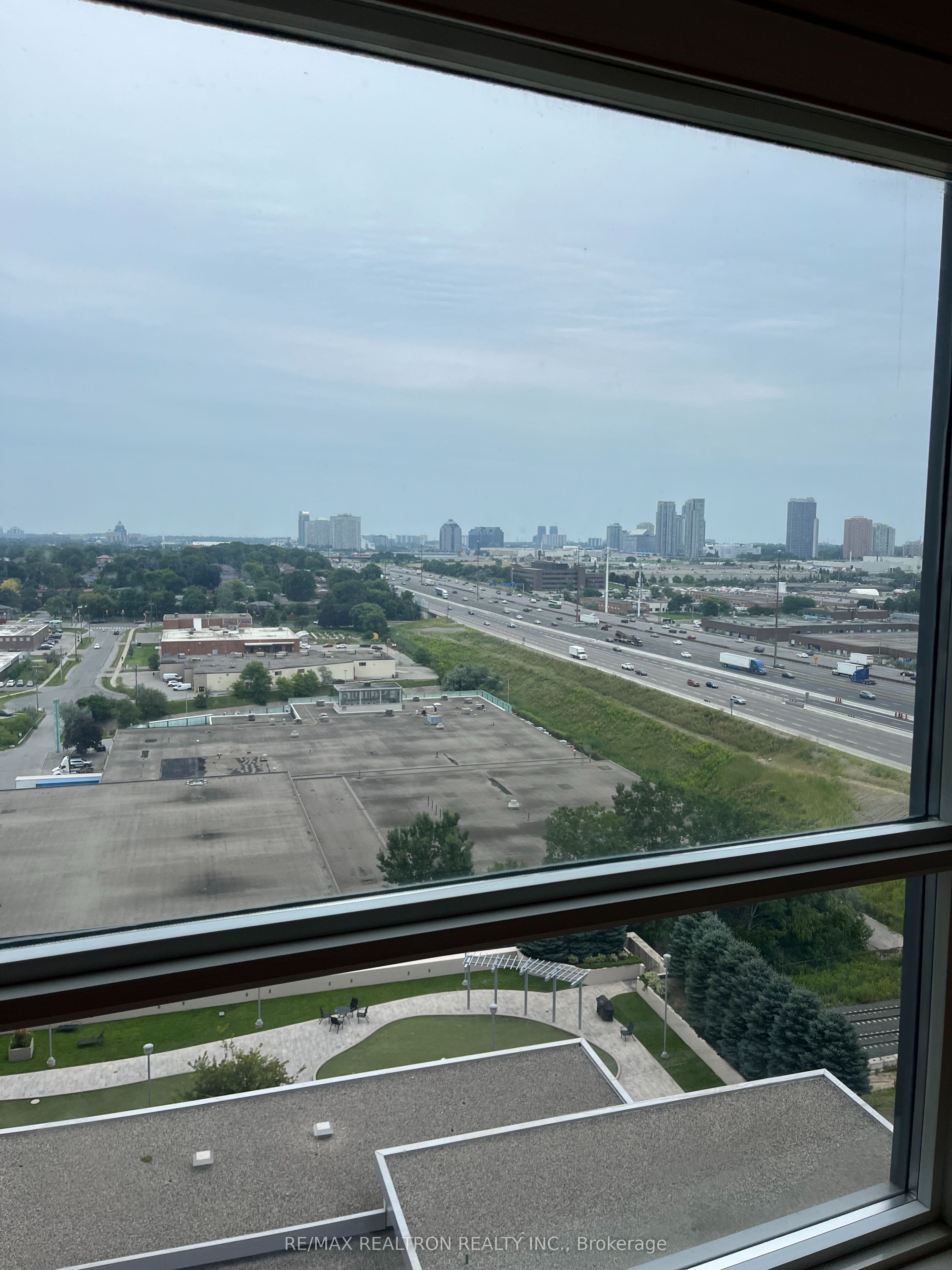 125 Village Green Square 1612, Toronto, ON M1S 0G3 photo 2