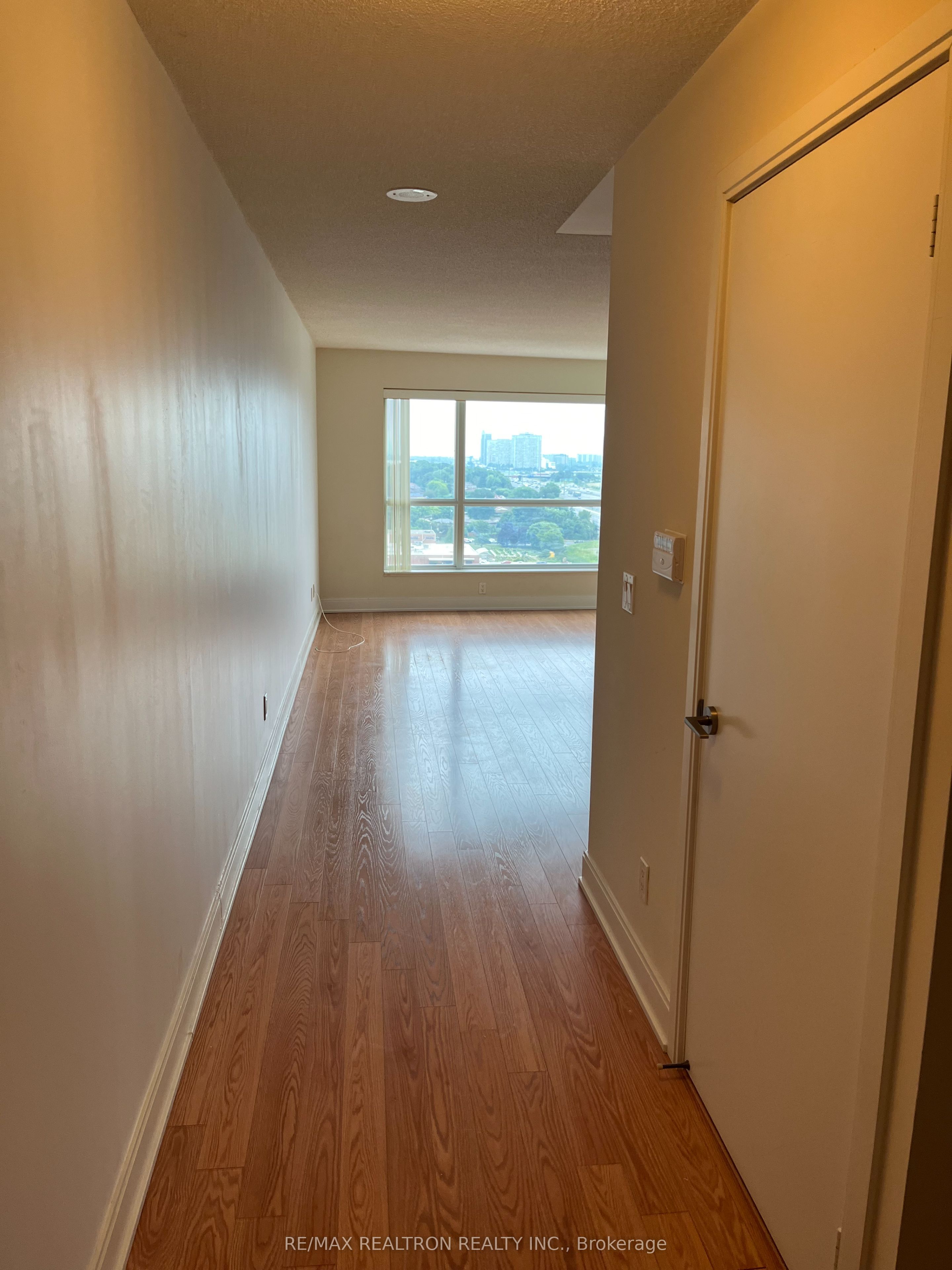 125 Village Green Square 1612, Toronto, ON M1S 0G3 photo 3