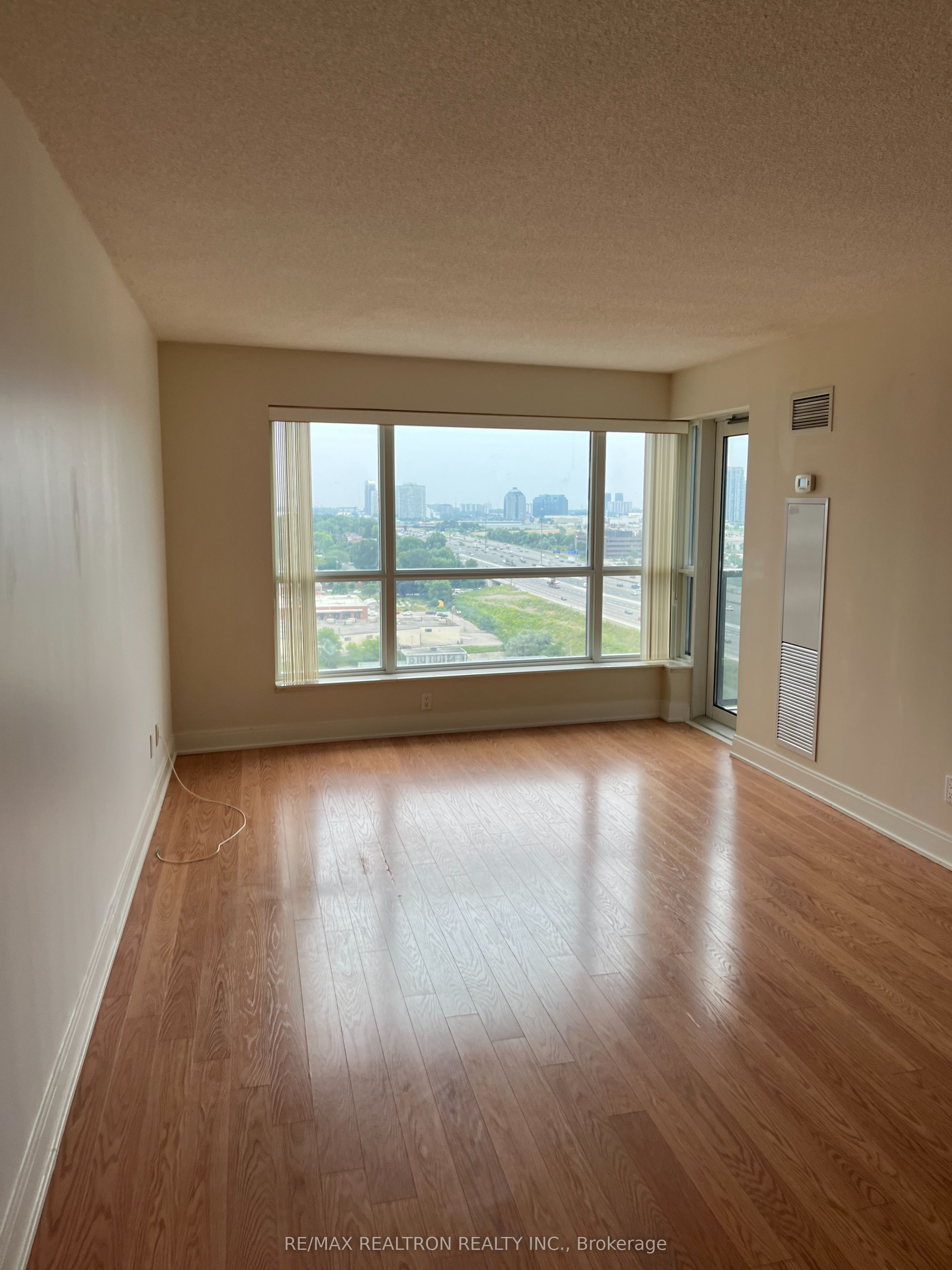 125 Village Green Square 1612, Toronto, ON M1S 0G3 photo 4