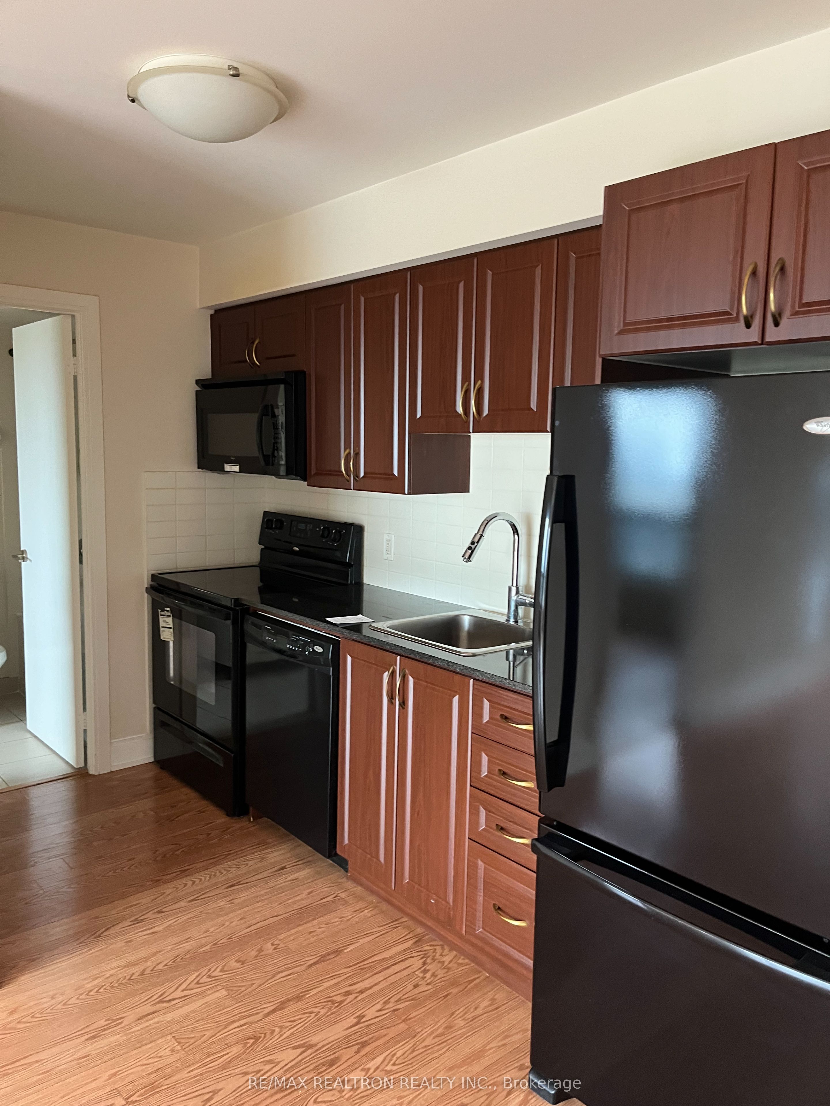 125 Village Green Square 1612, Toronto, ON M1S 0G3 photo 5