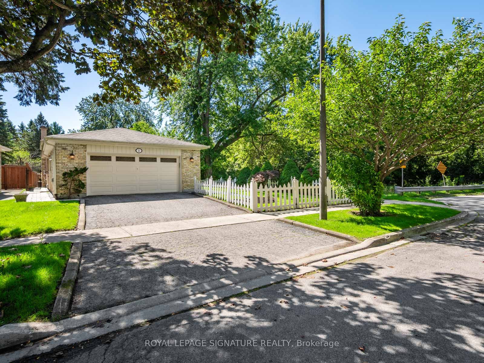 1 Rolling Meadows, Toronto, ON M1C 1X8 photo 3