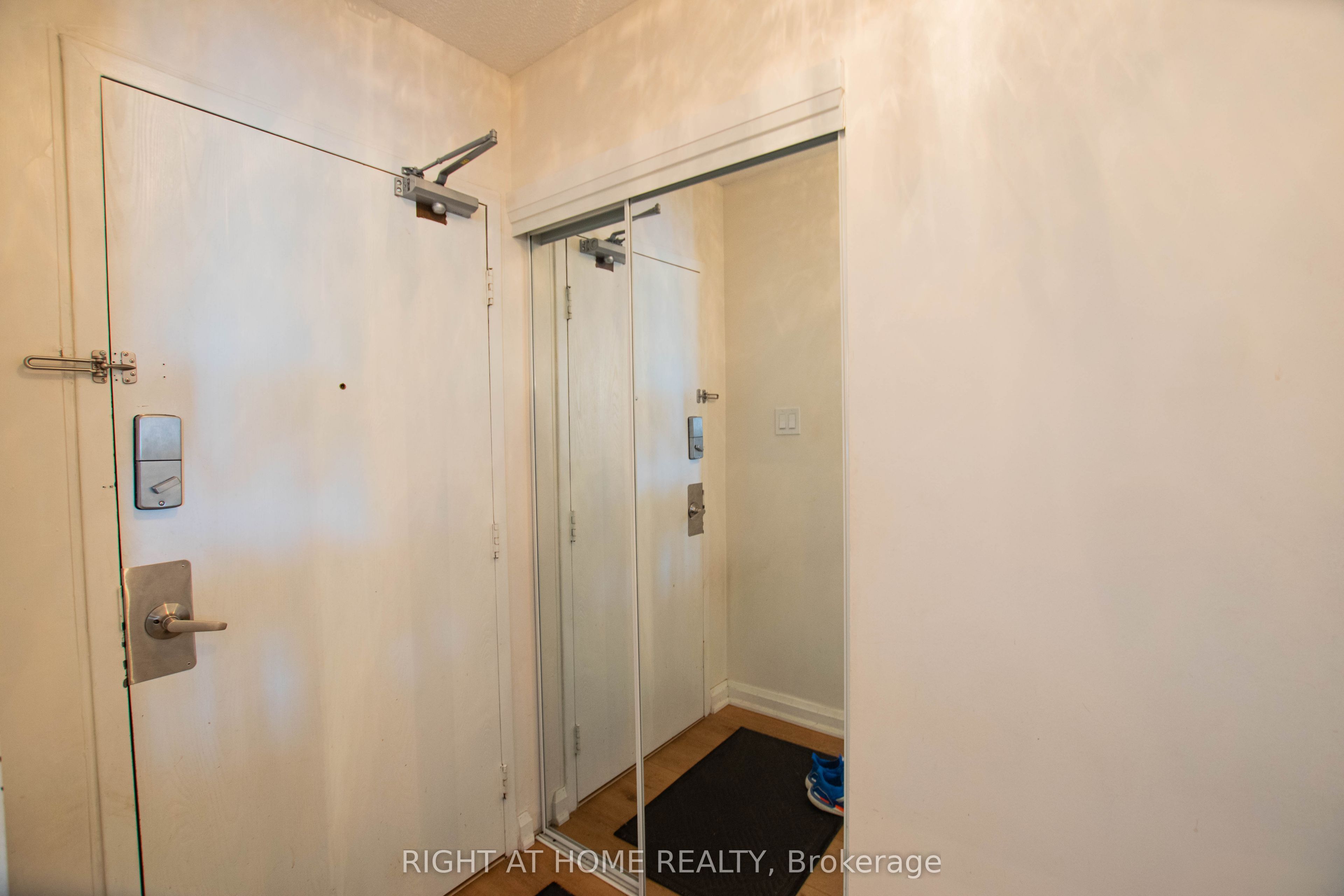 1210 Radom Street 107, Pickering, ON L1W 2X3 photo 2