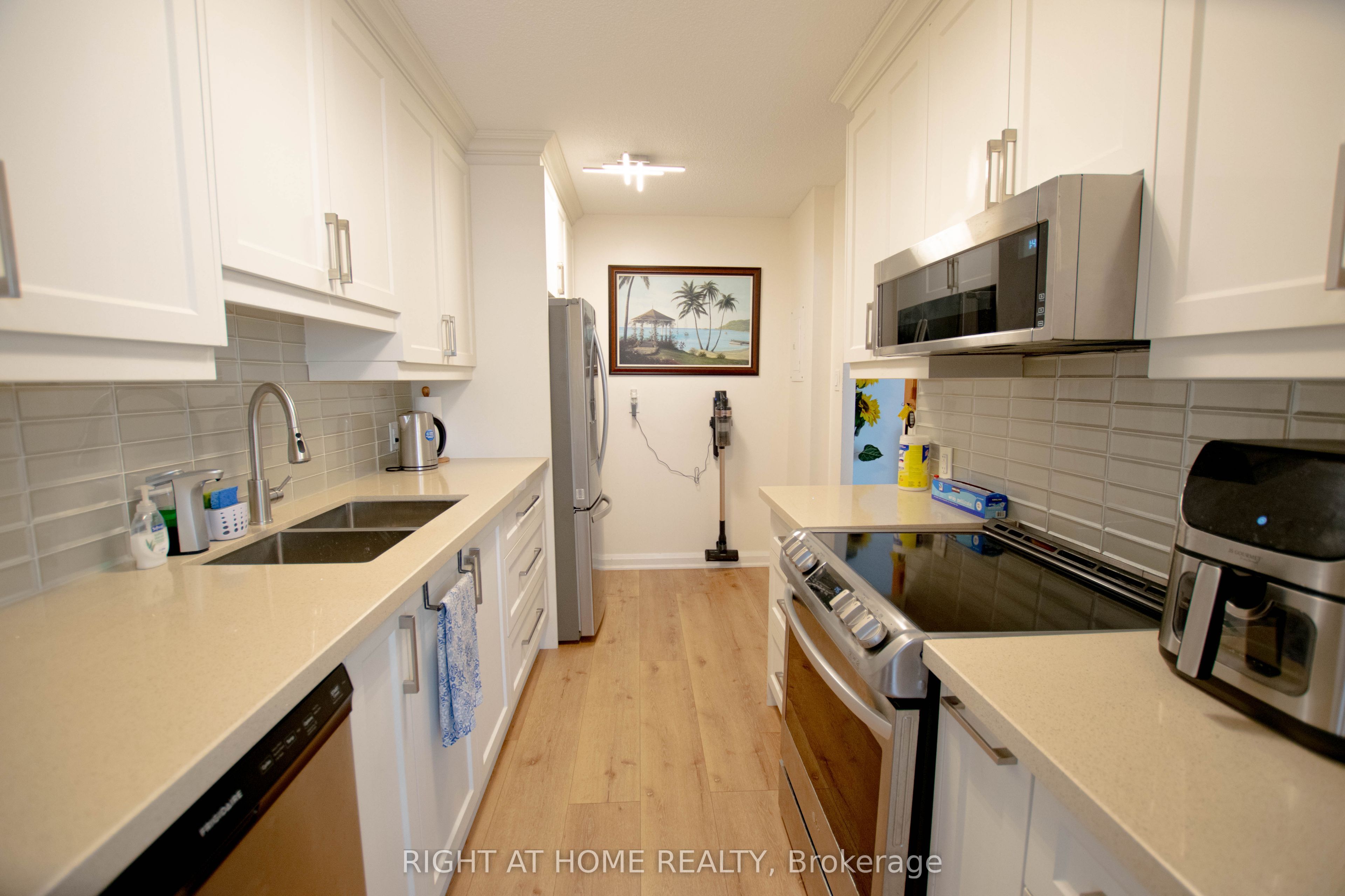 1210 Radom Street 107, Pickering, ON L1W 2X3 photo 5