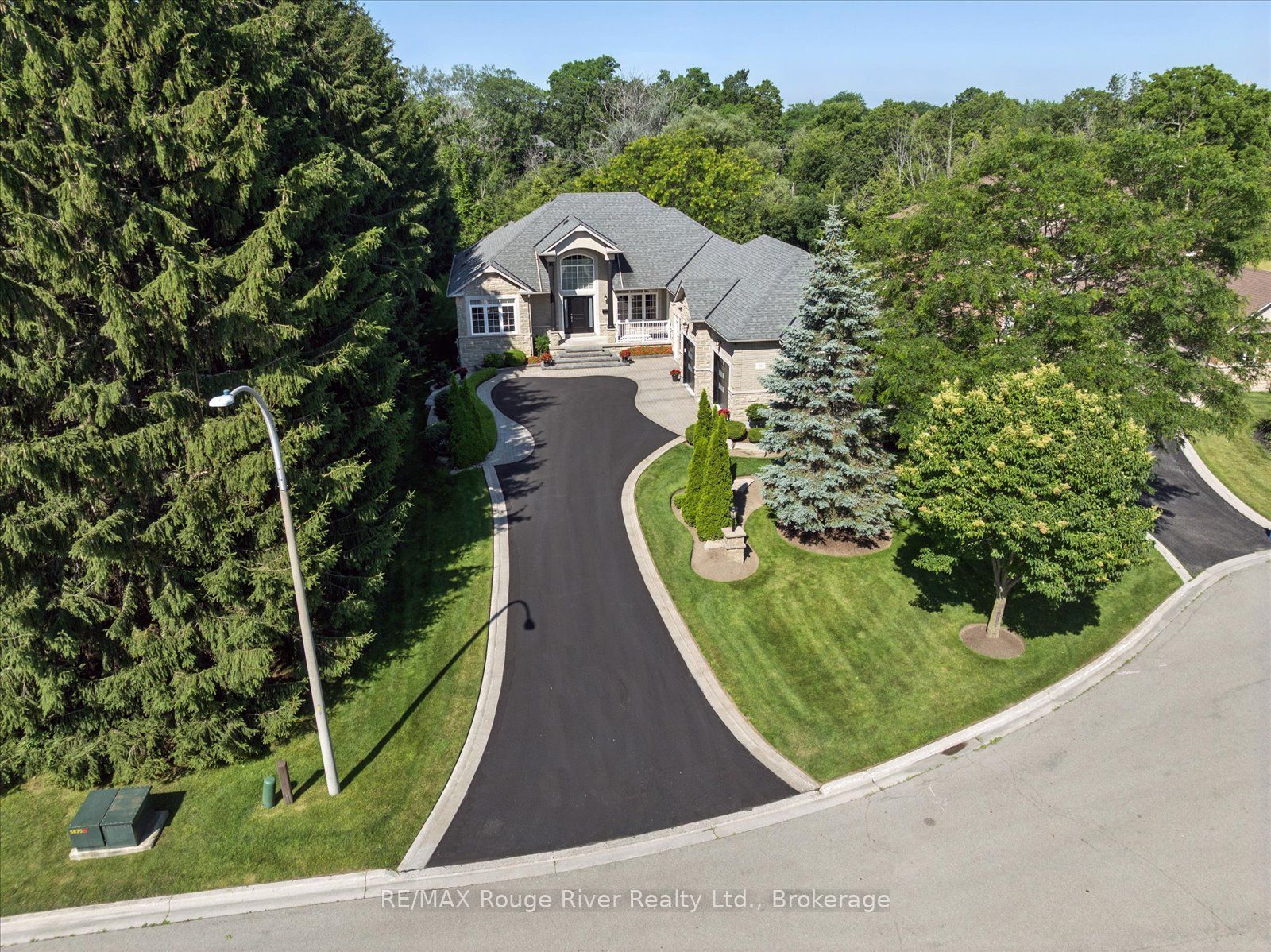 26 Hanover Court, Whitby, ON L1N 7J2 photo 2