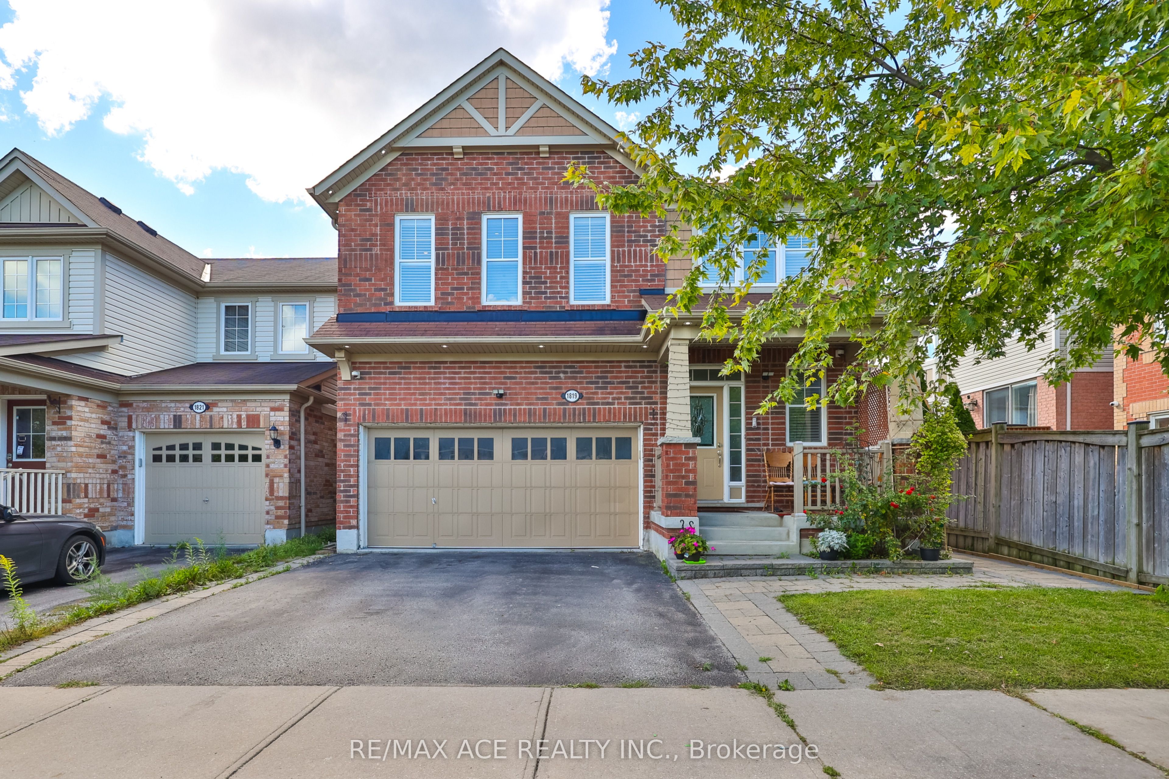1819 Misthollow Drive, Pickering, ON L1X 0A7 photo 2