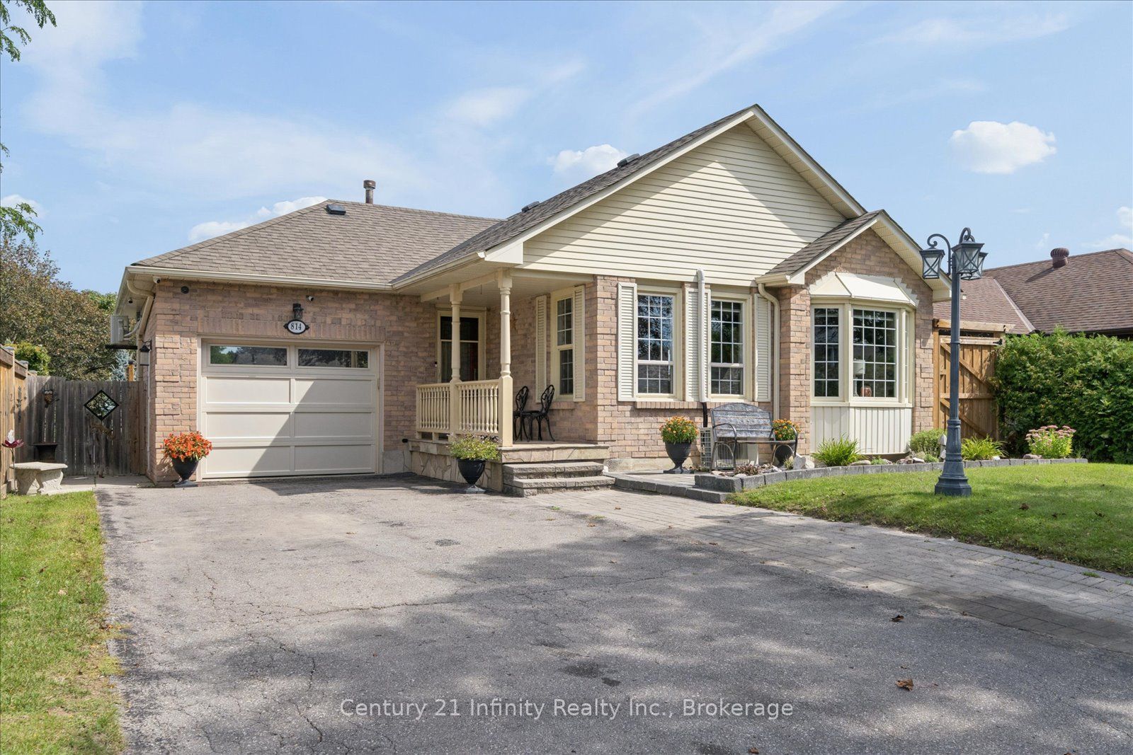 814 Lochness Crescent, Oshawa, ON L1J 7P6 photo 2