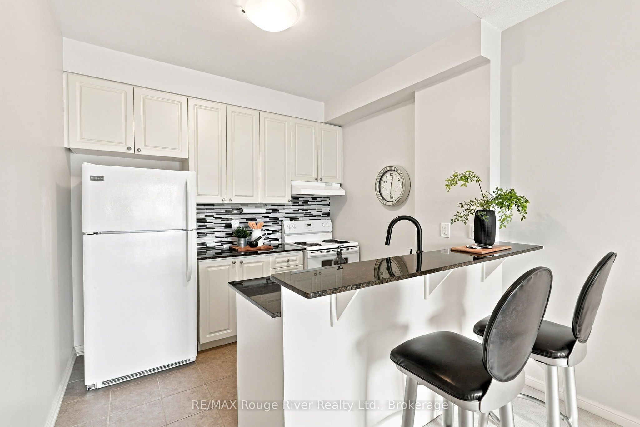 1 Sidney Lane 311, Clarington, ON L1C 0N5 photo 4