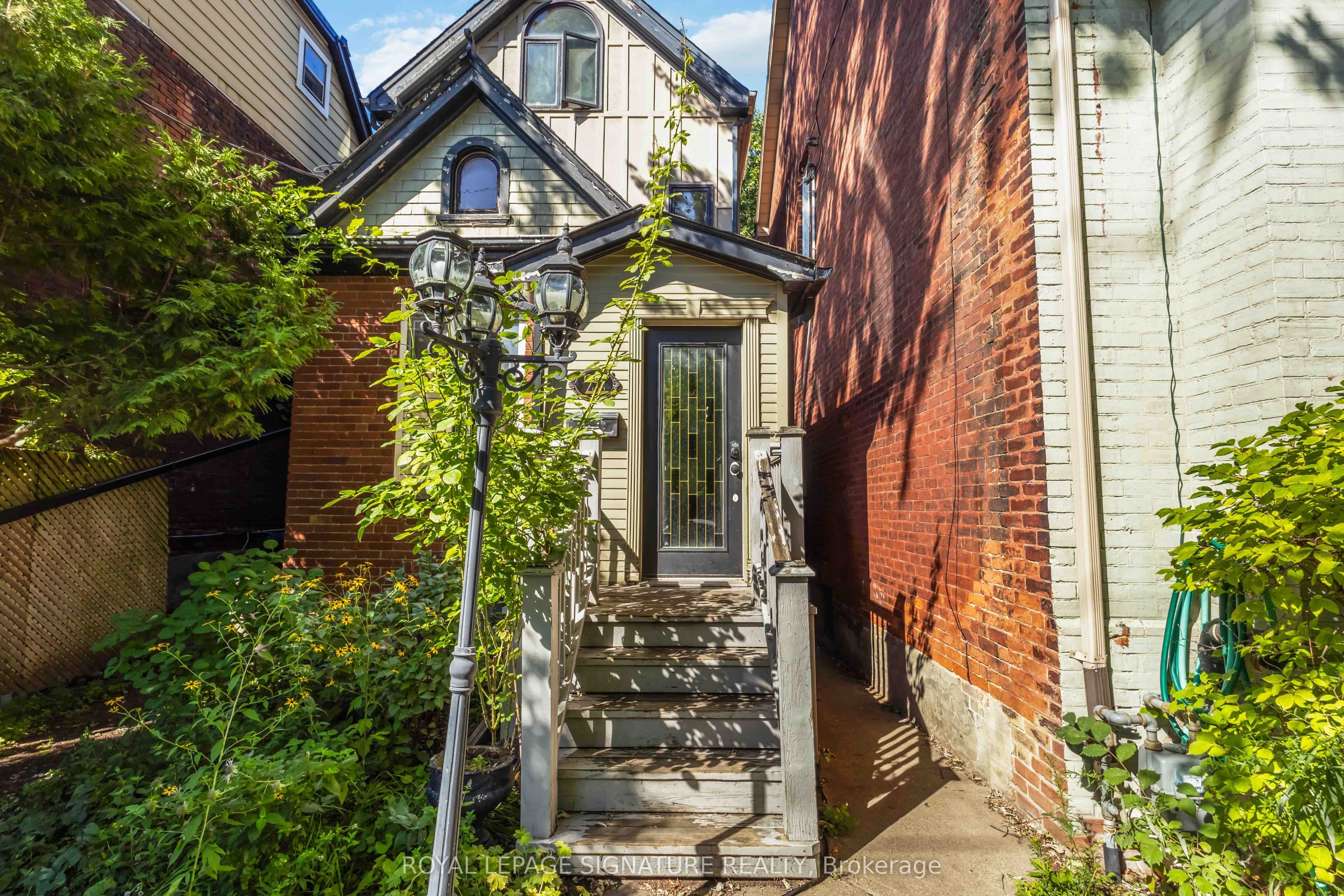 22 Curzon Street E Main, Toronto, ON M4M 3B4 photo 2