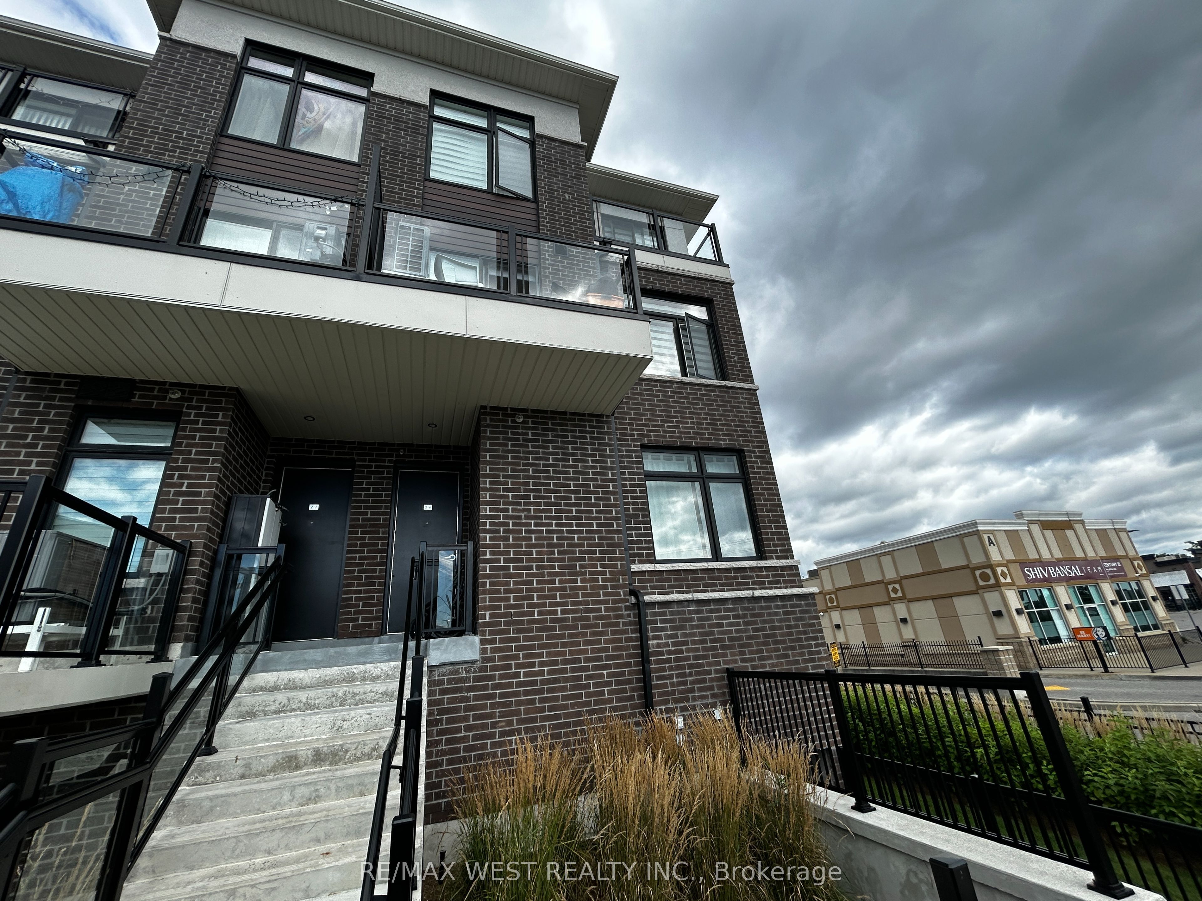 755 Omega Drive 216, Pickering, ON L1V 0H1 photo 2