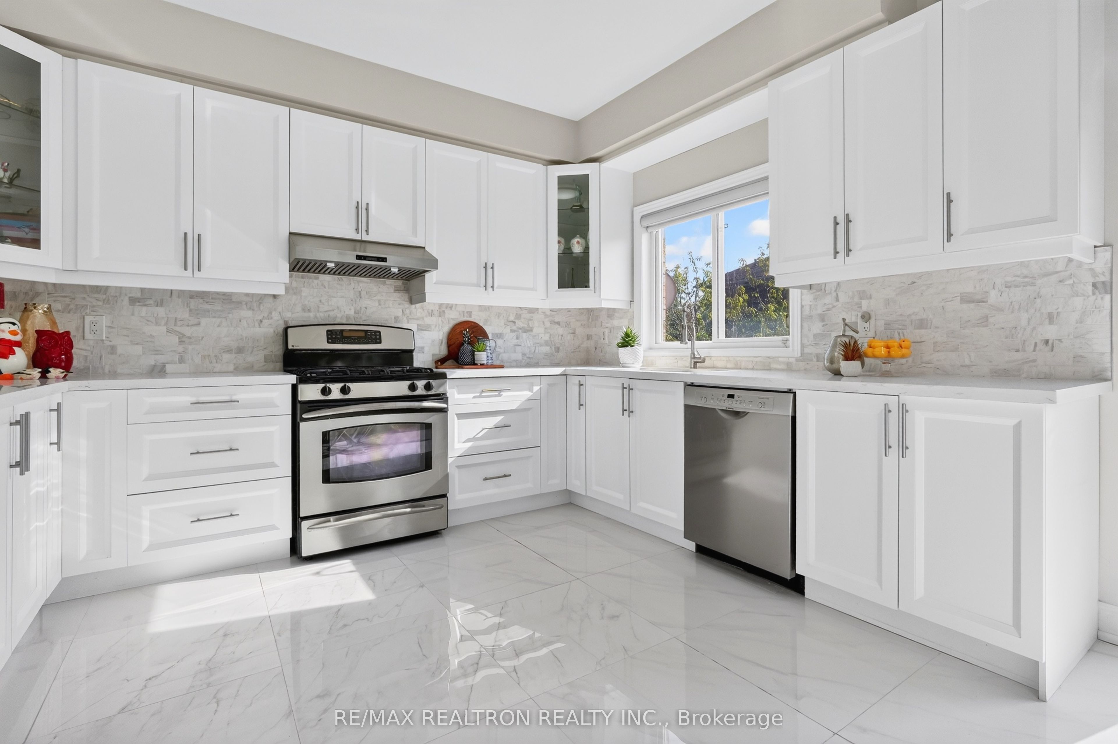 18 Carter-Bennett Drive, Ajax, ON L1T 4N5 photo 3