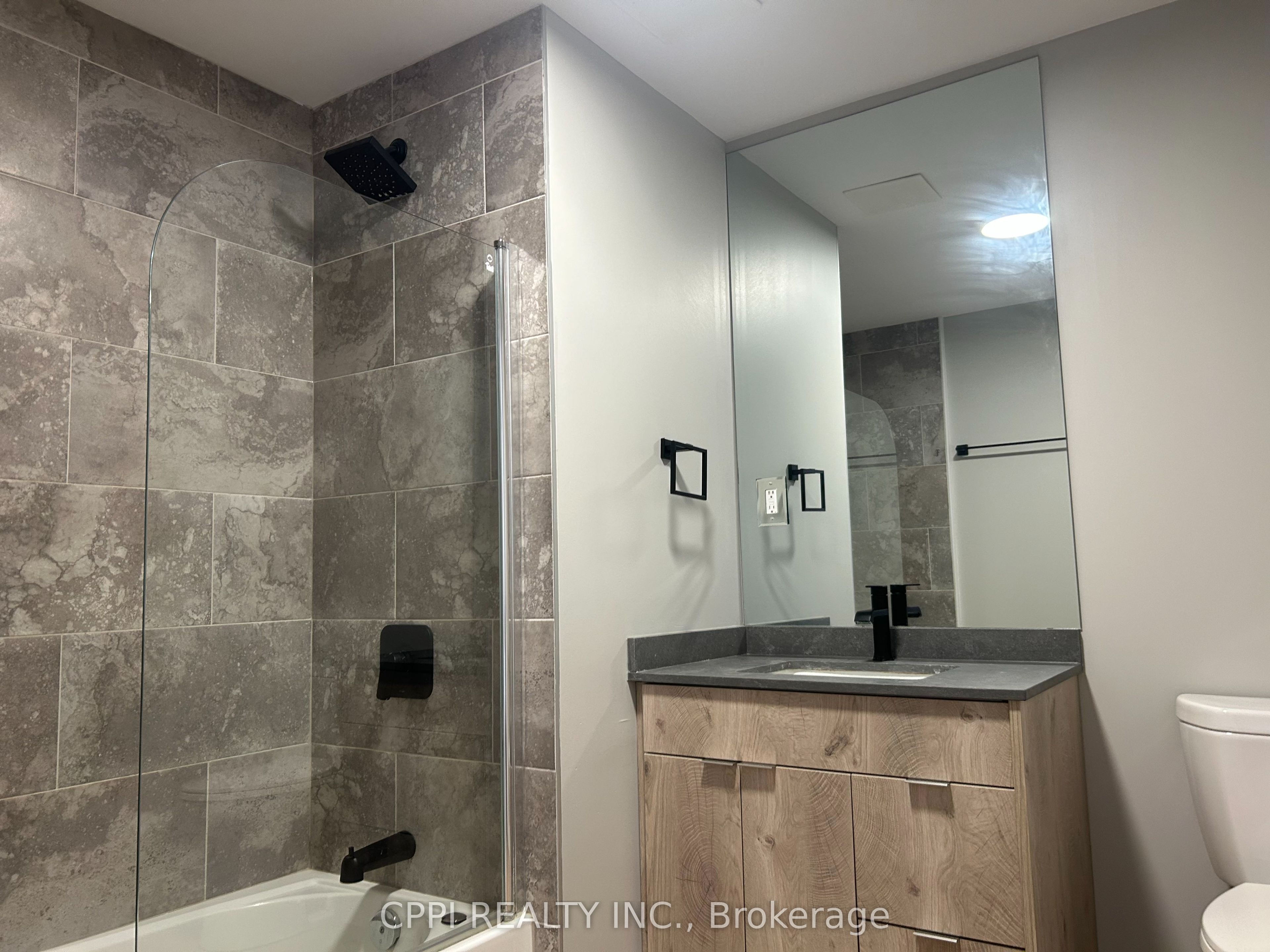 70 King Street E 301, Oshawa, ON L1H 0A2 photo 4