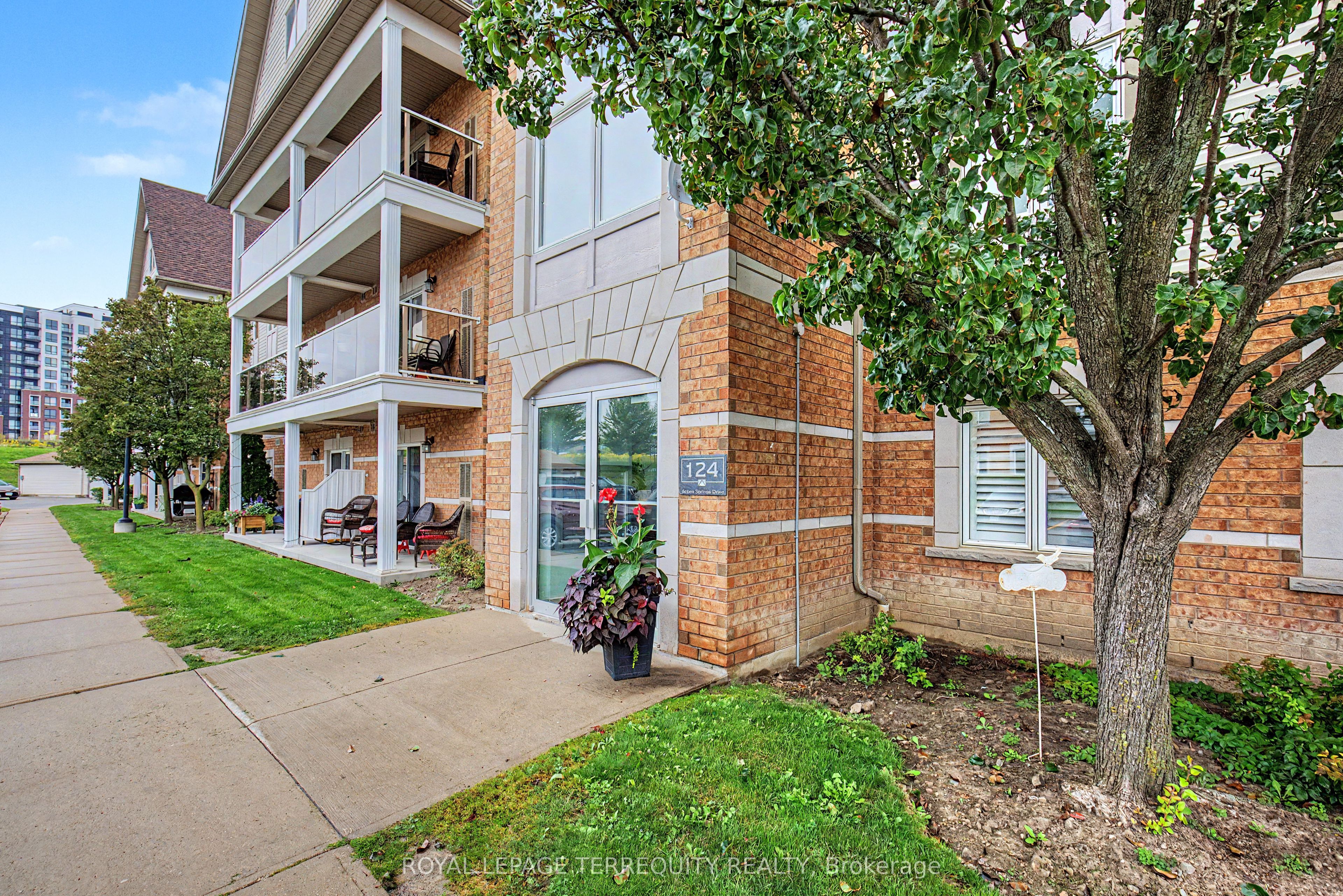 124 Aspen Springs Drive 309, Clarington, ON L1C 0G8 photo 2