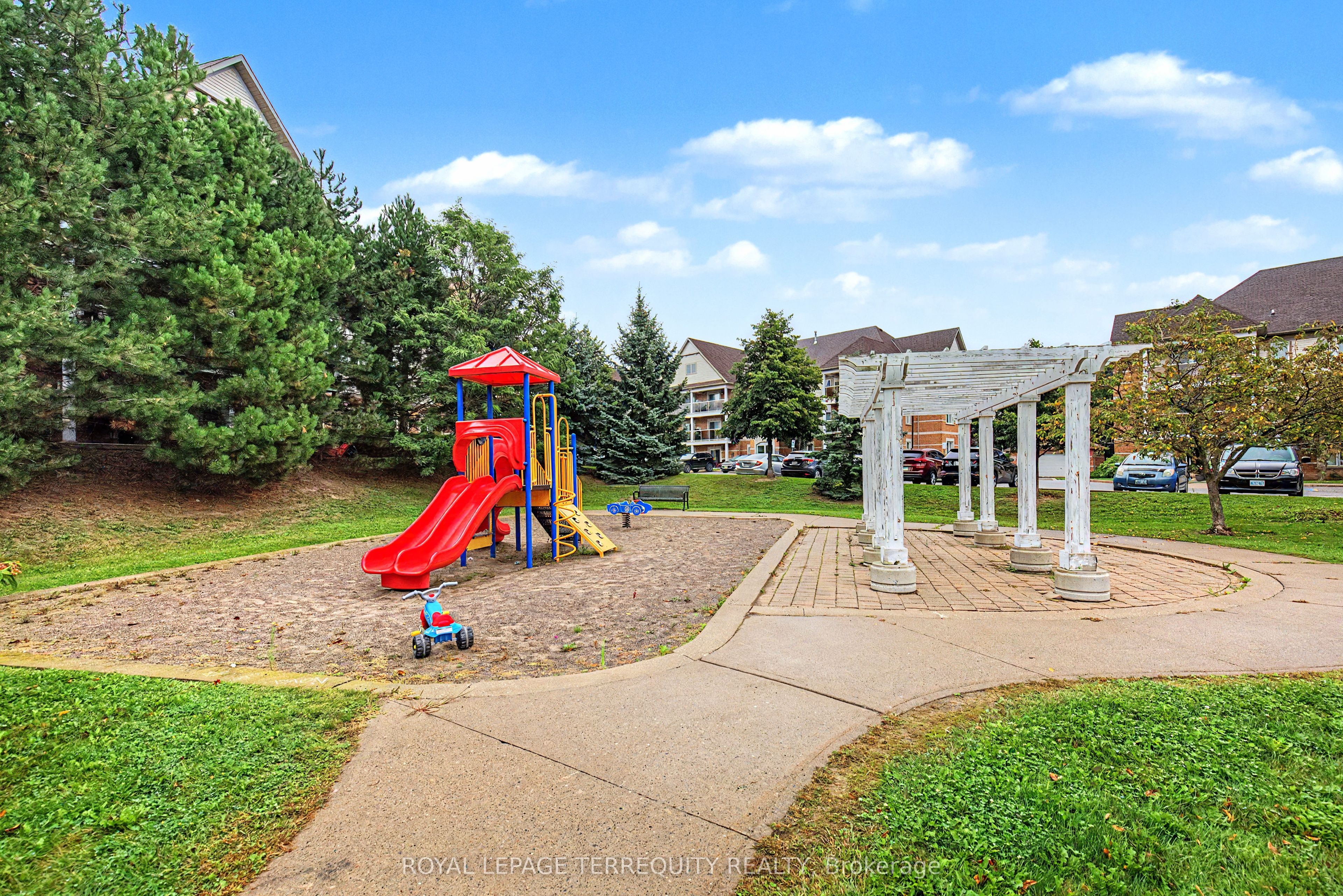 124 Aspen Springs Drive 309, Clarington, ON L1C 0G8 photo 3