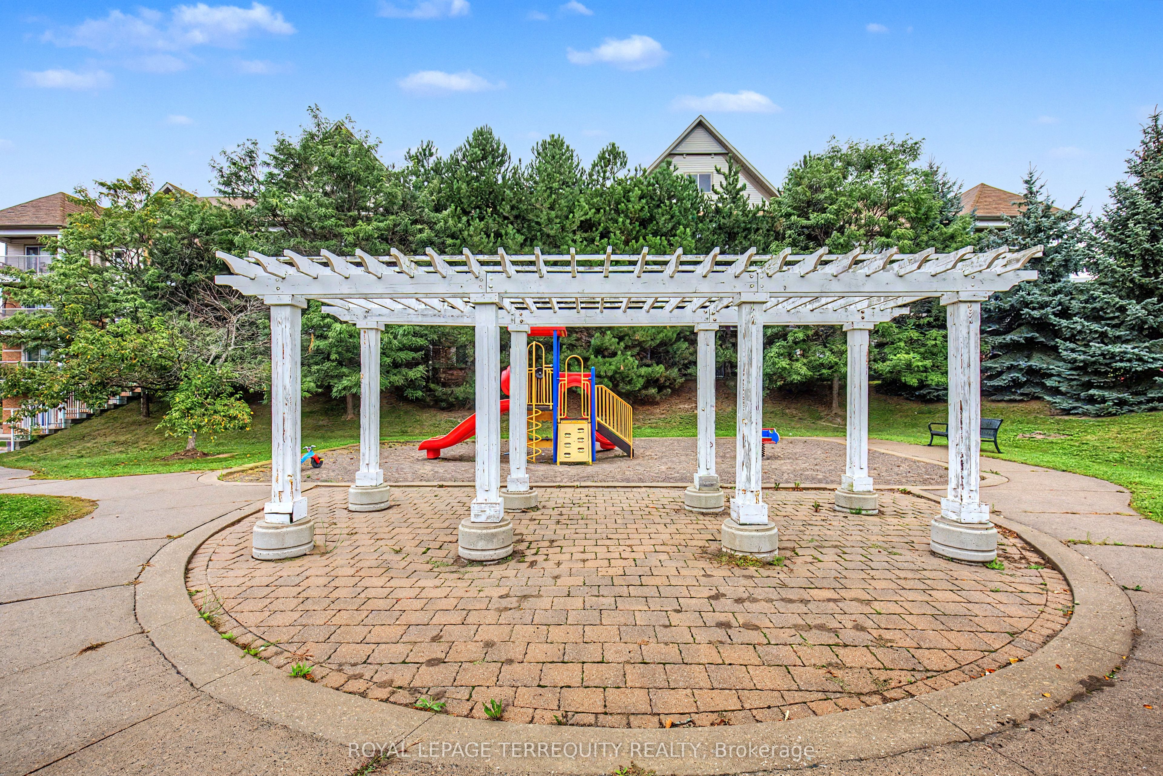 124 Aspen Springs Drive 309, Clarington, ON L1C 0G8 photo 4