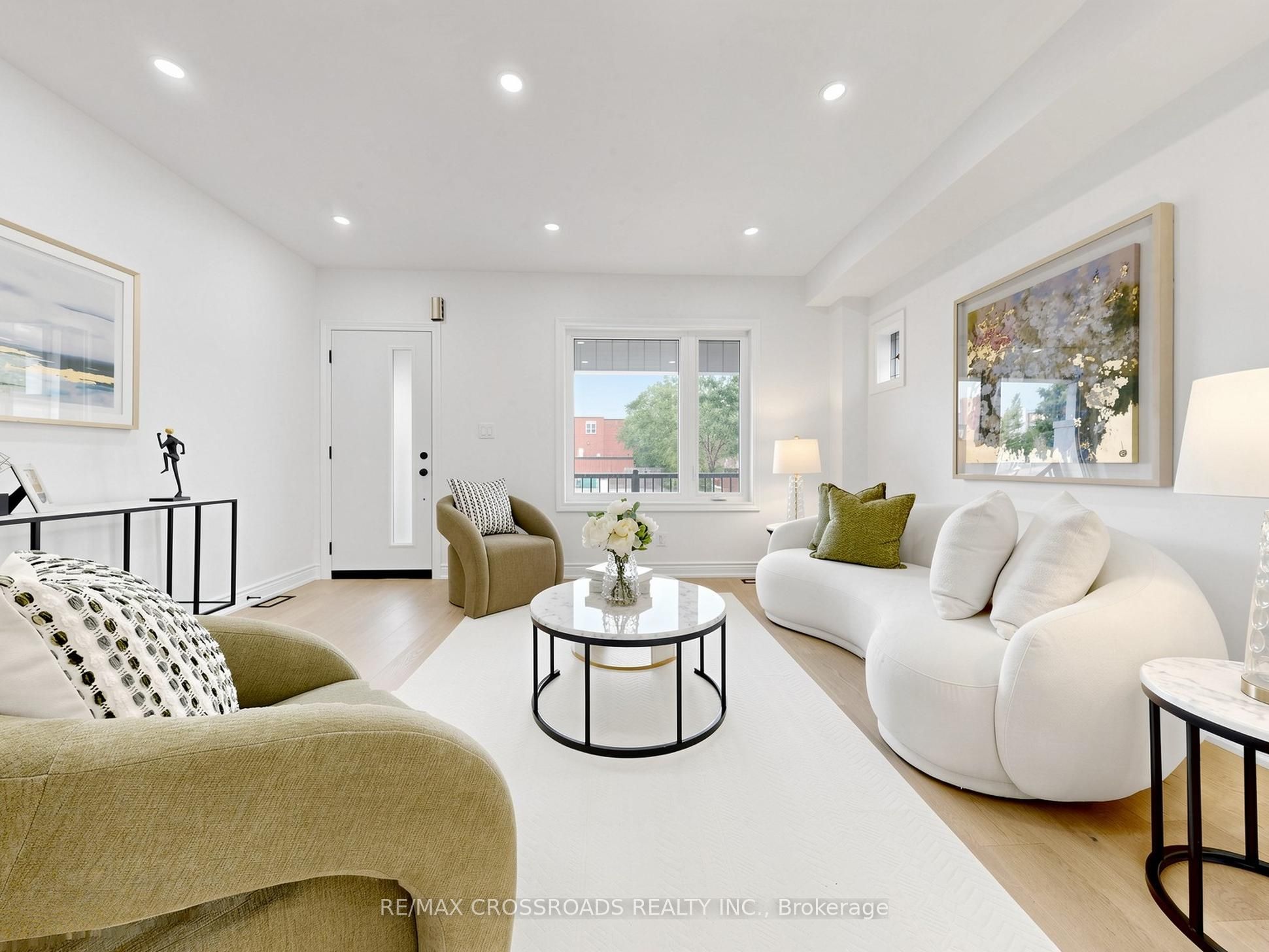 548 Glebeholme Boulevard, Toronto, ON M4C 1V4 photo 4