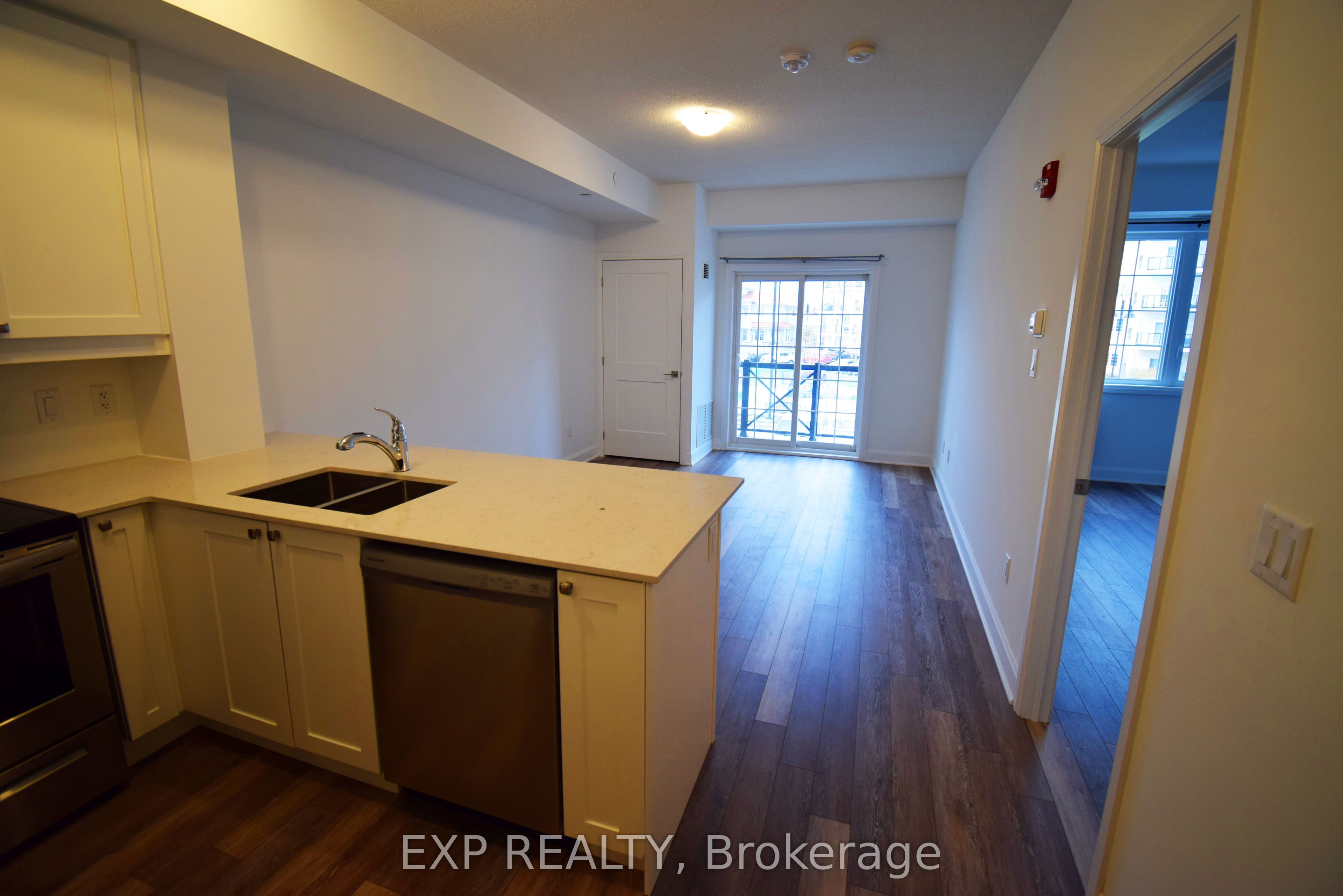 50 Lakebreeze Drive 225, Clarington, ON L1B 0V9 photo 3