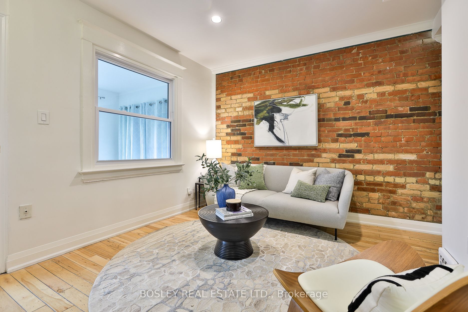 32 Mountalan Avenue, Toronto, ON M4J 1H4 photo 2