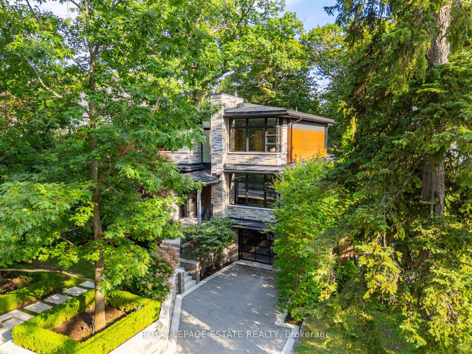 11 Pine Crescent, Toronto, ON M4E 1L1 photo 2