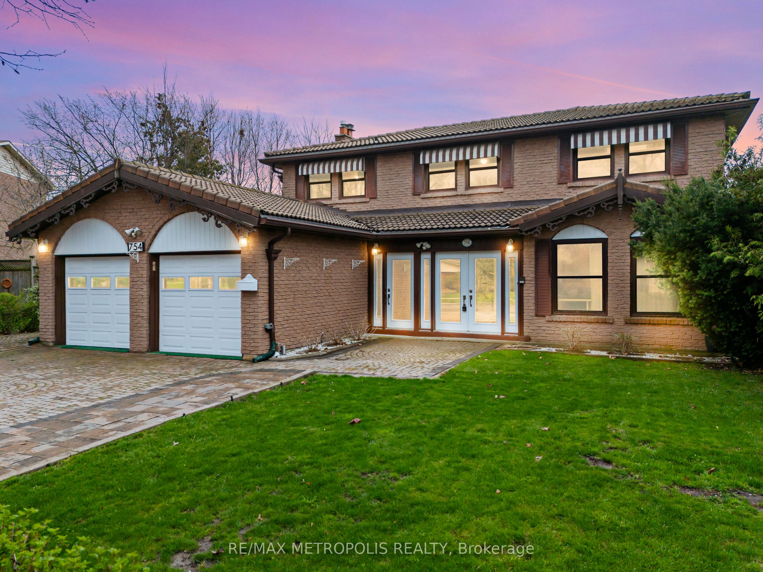 754 Eyer Drive Upper, Pickering, ON L1W 3C2 photo 2