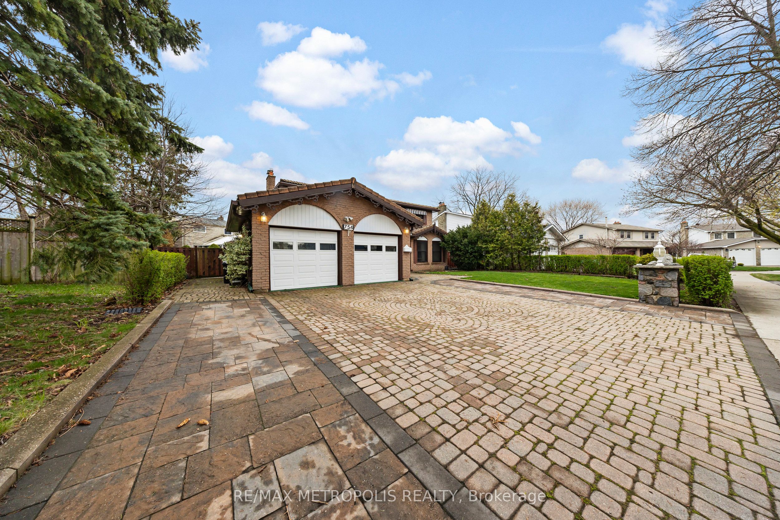 754 Eyer Drive Upper, Pickering, ON L1W 3C2 photo 3