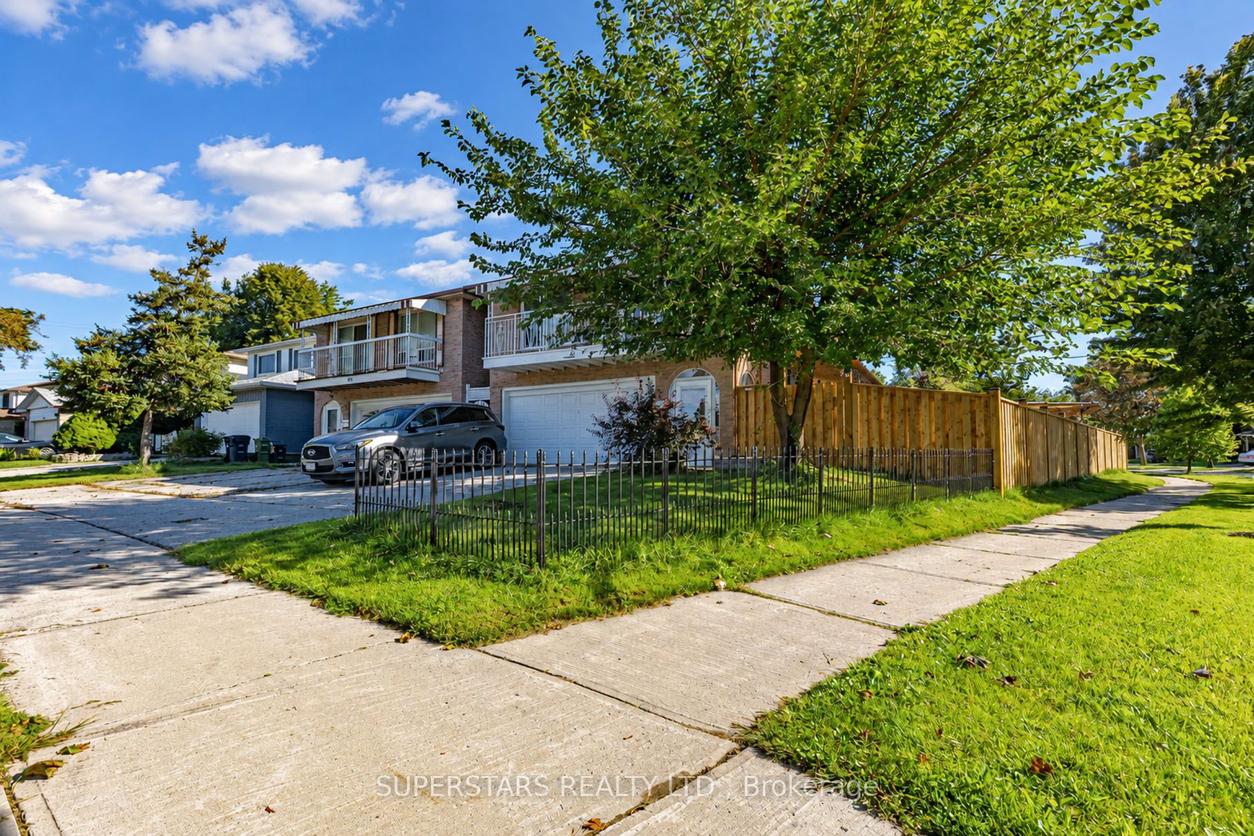 63 La Peer Boulevard, Toronto, ON M1W 2H4