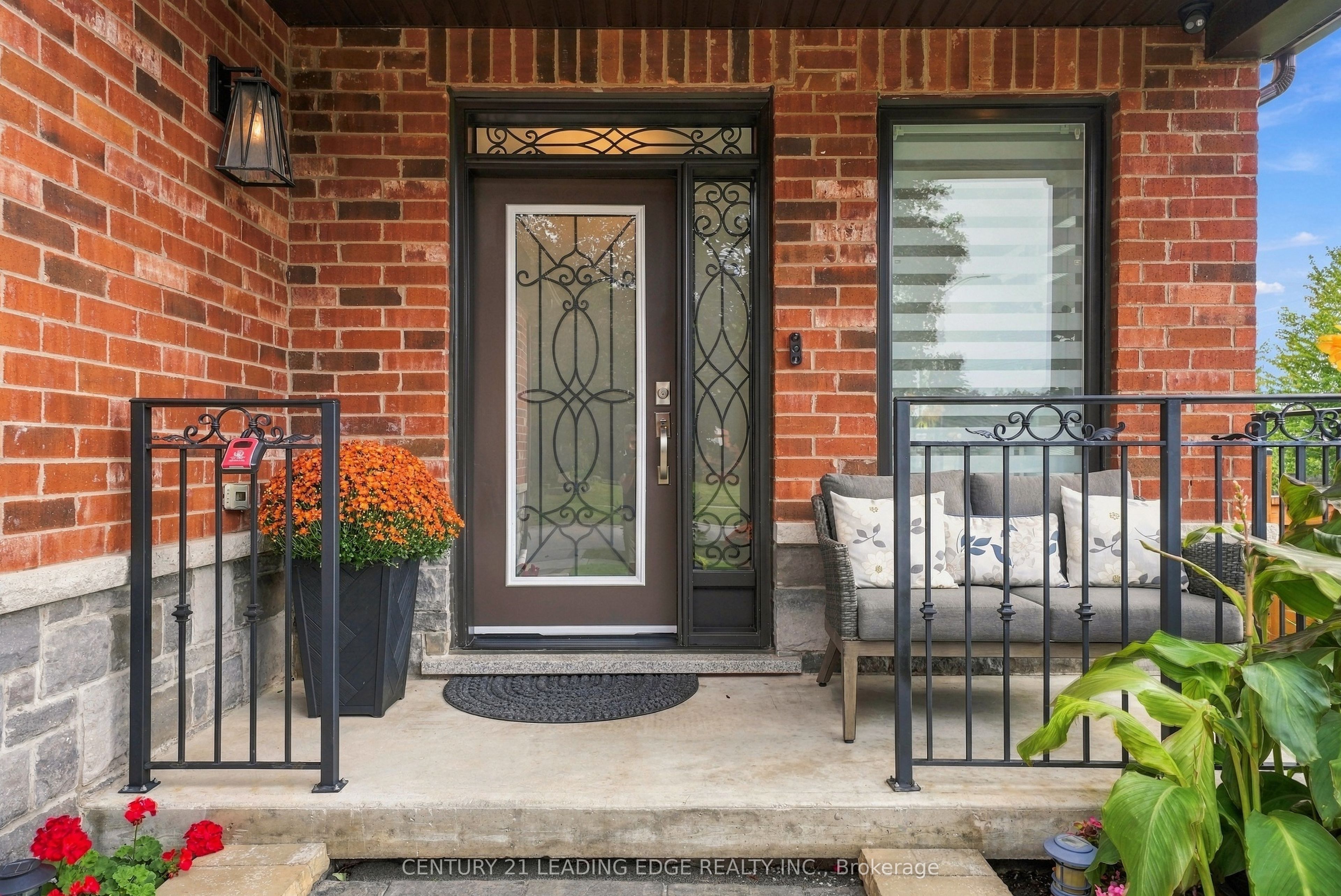301 Fiddlers Court, Pickering, ON L1V 6P3 photo 2