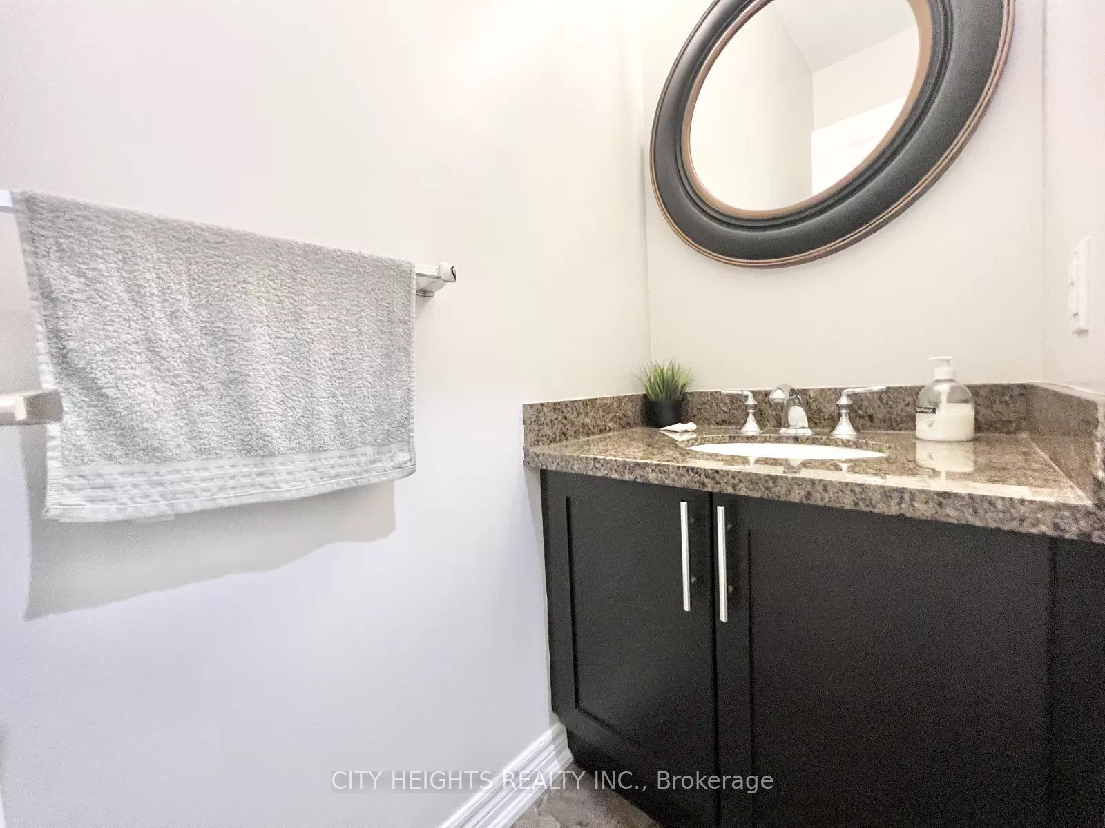 50 Madelaine Avenue Upper, Toronto, ON M1L 2X7 photo 5
