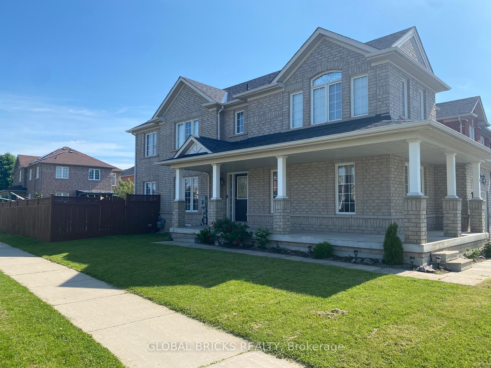 1 Rampart Crescent, Whitby, ON L1P 1T5 photo 2