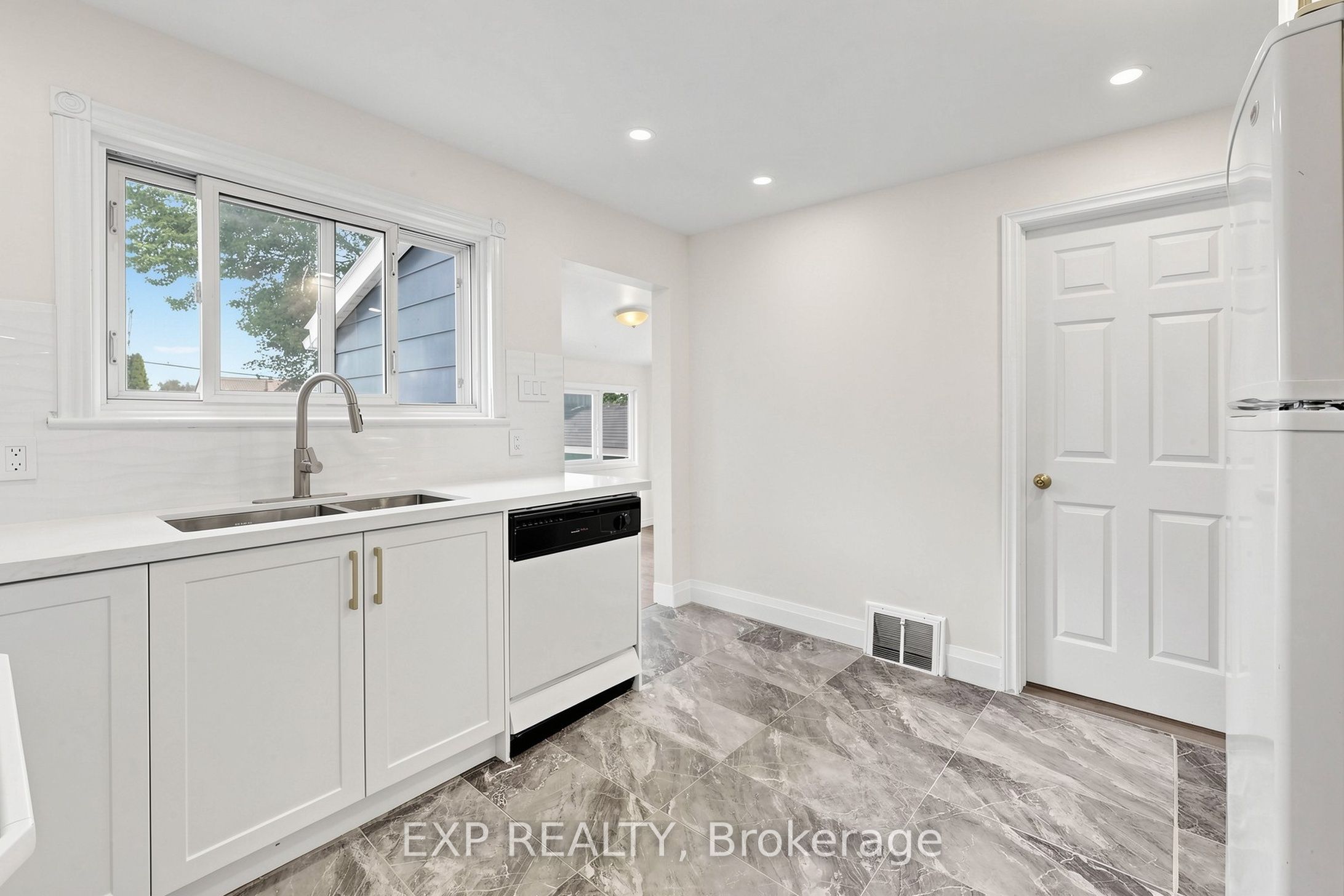 335 Perry Street, Whitby, ON L1N 4C2 photo 4