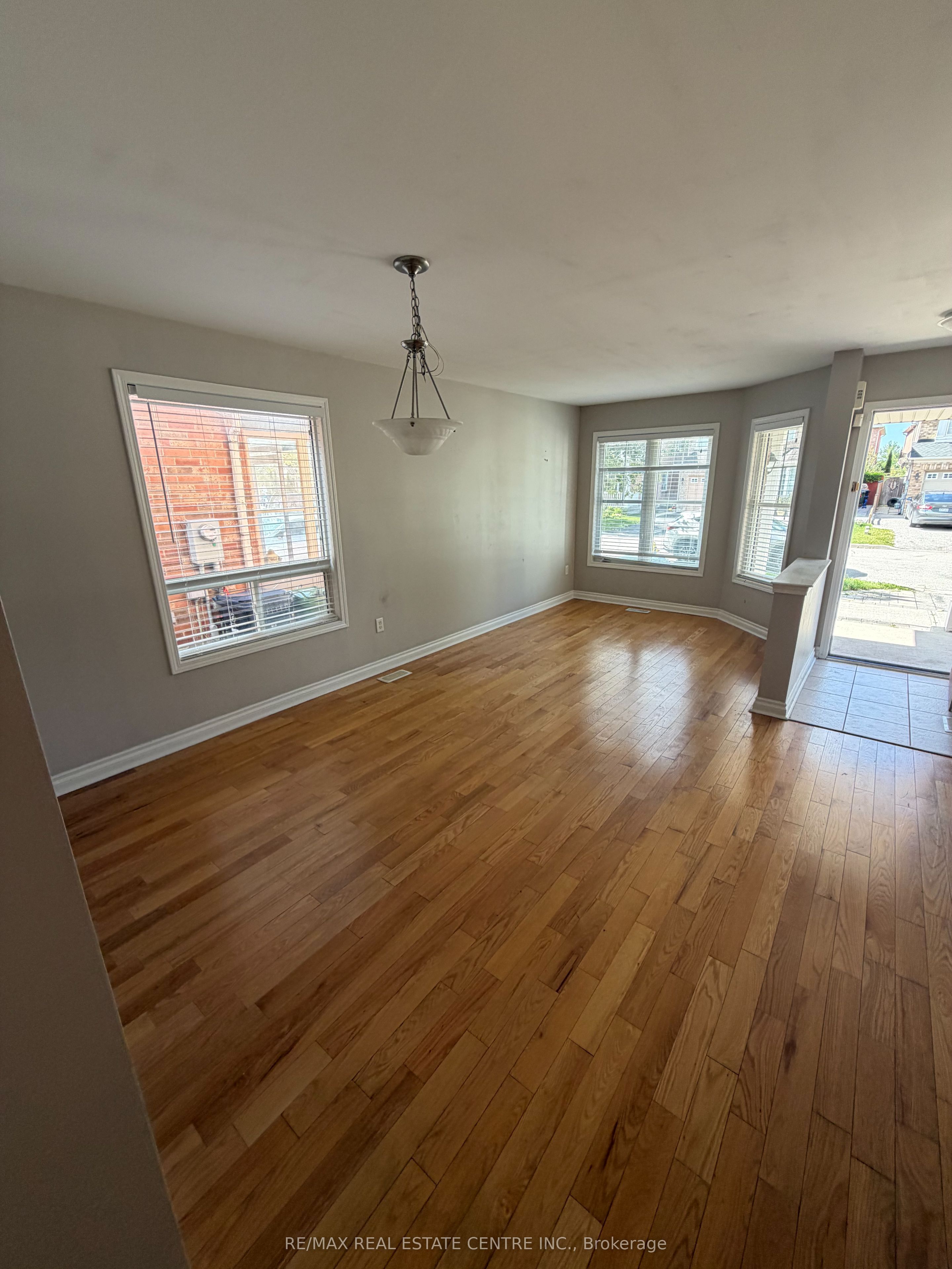 17 Millcar Drive Upper, Toronto, ON M1B 6J6 photo 2