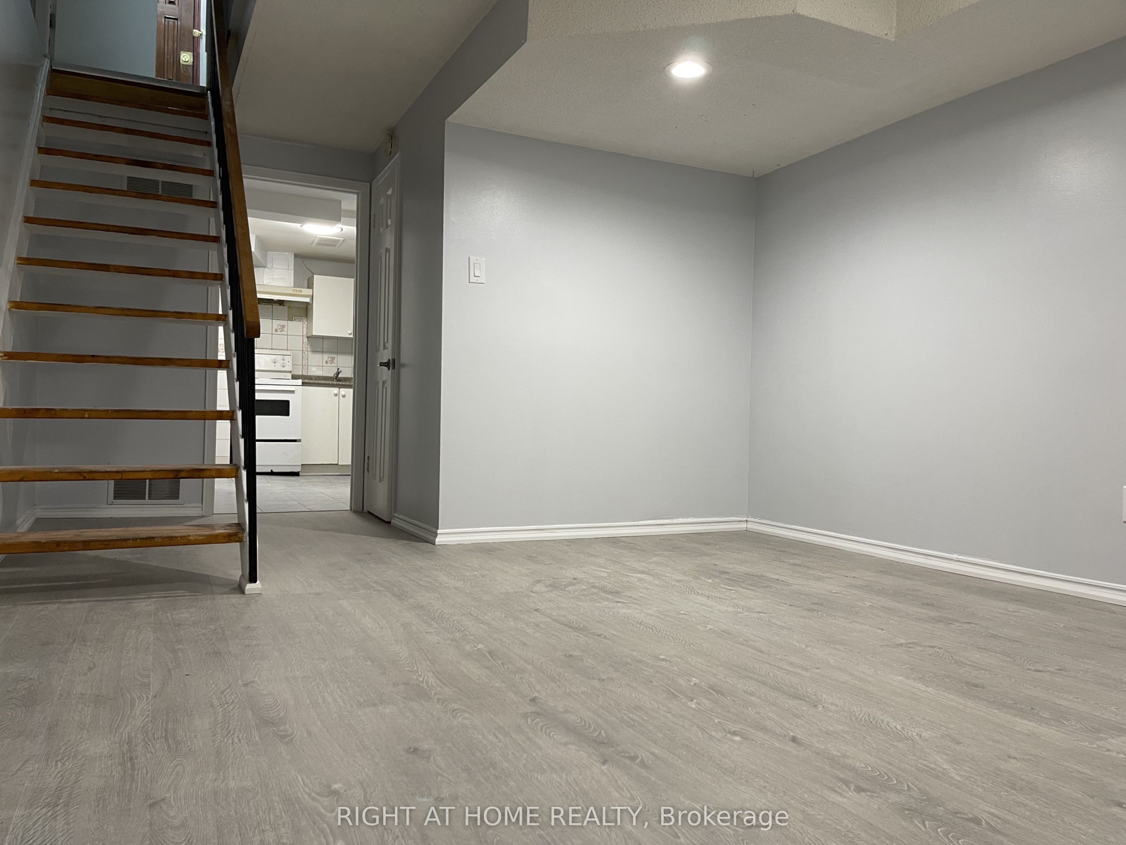 12 Quarry Court Lower, Toronto, ON M4J 5A7