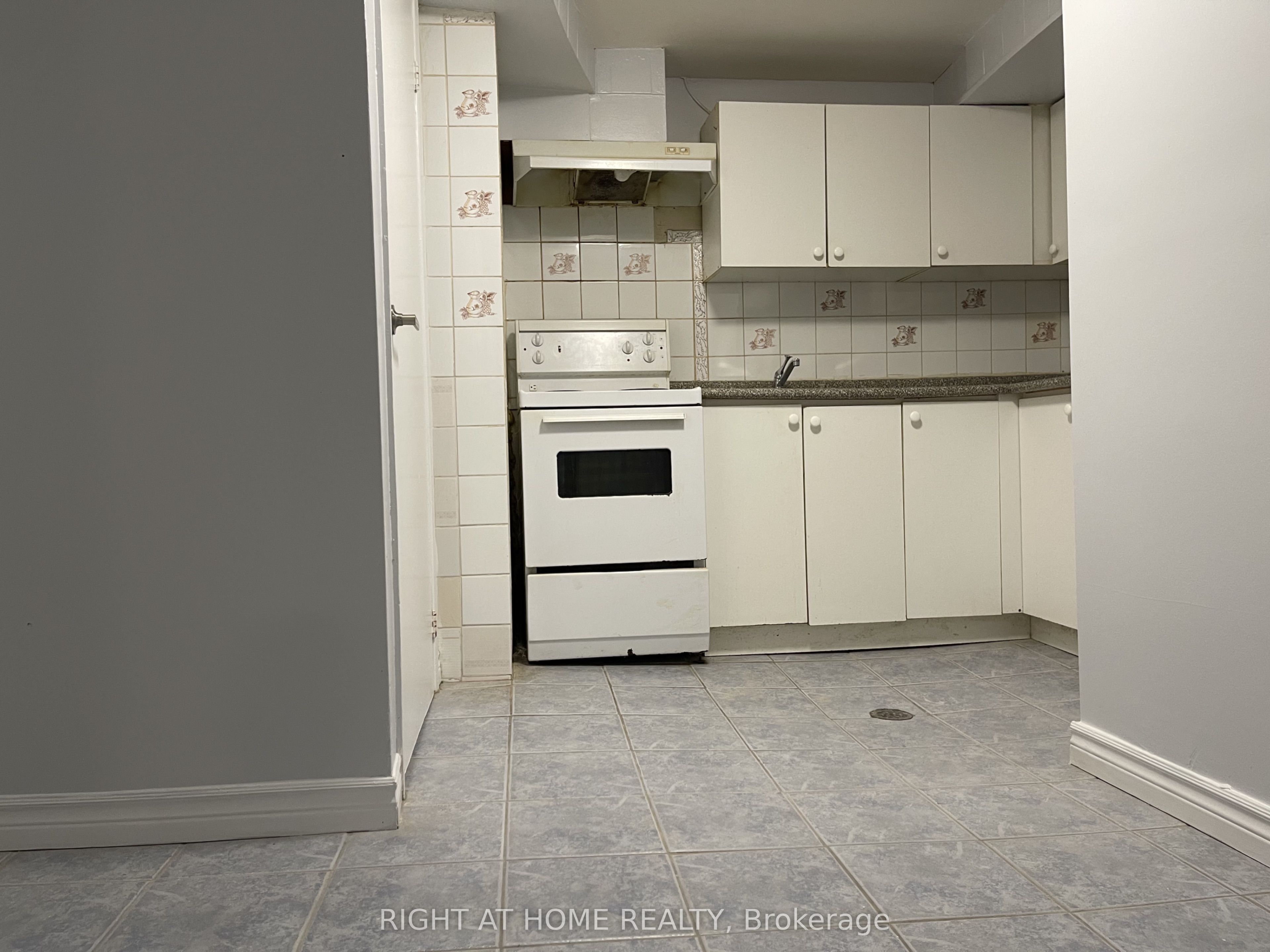 12 Quarry Court Lower, Toronto, ON M4J 5A7 photo 2