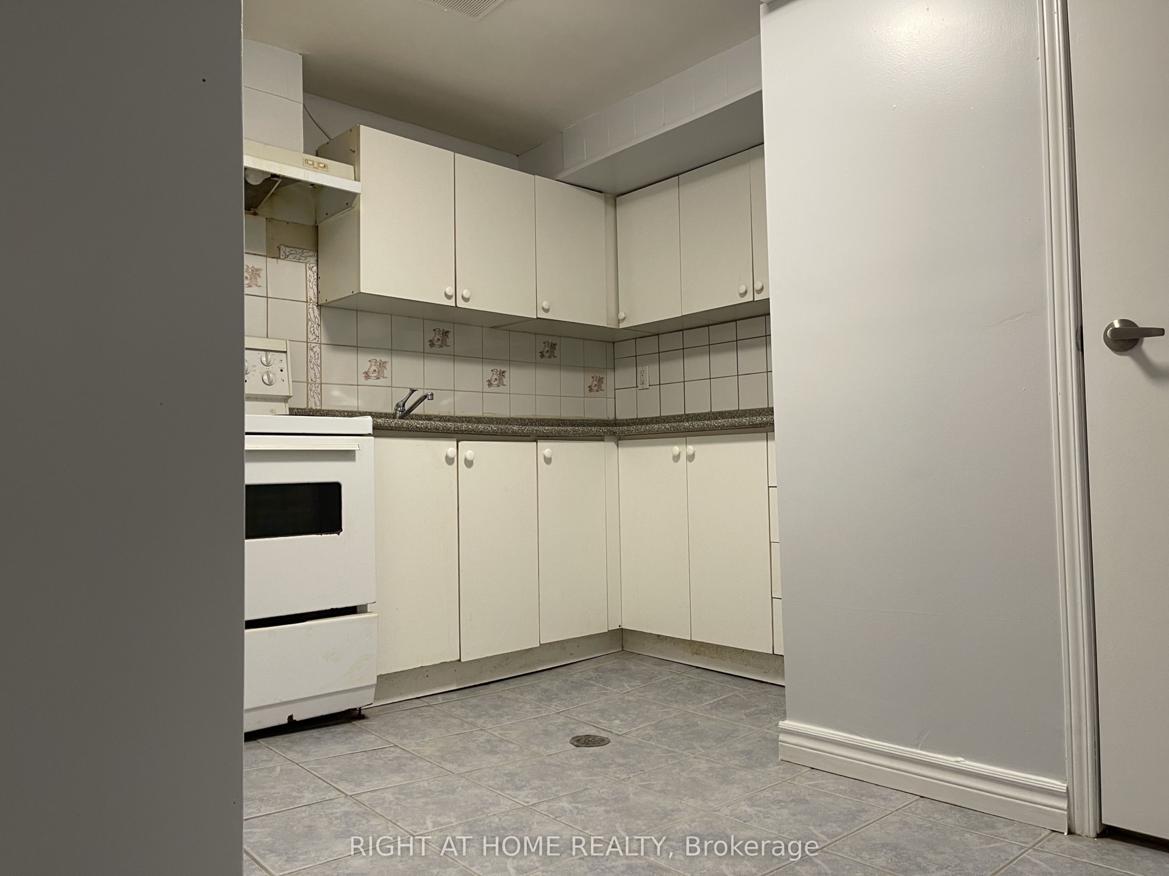 12 Quarry Court Lower, Toronto, ON M4J 5A7 photo 3