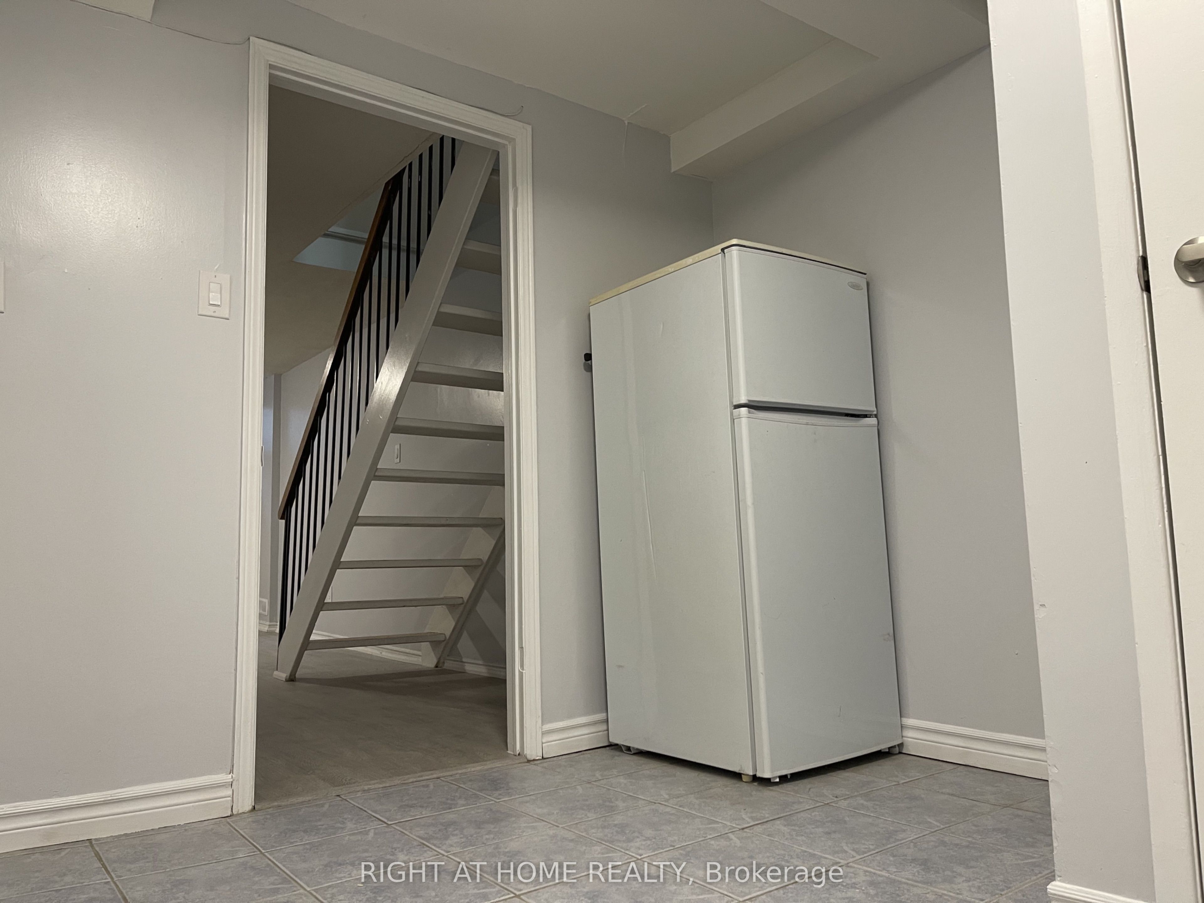 12 Quarry Court Lower, Toronto, ON M4J 5A7 photo 5
