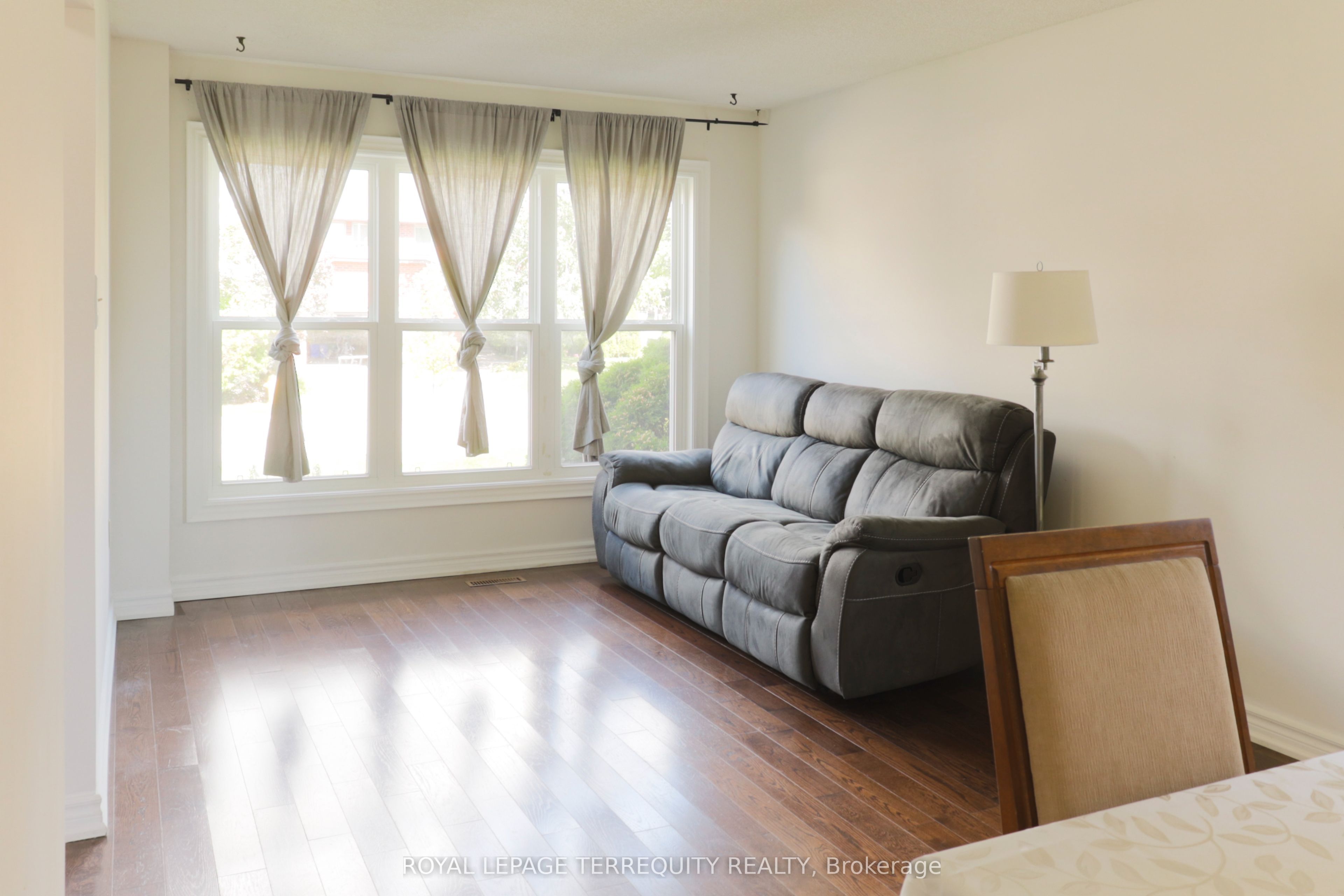 104 Gates Crescent, Ajax, ON L1S 7A1 photo 2