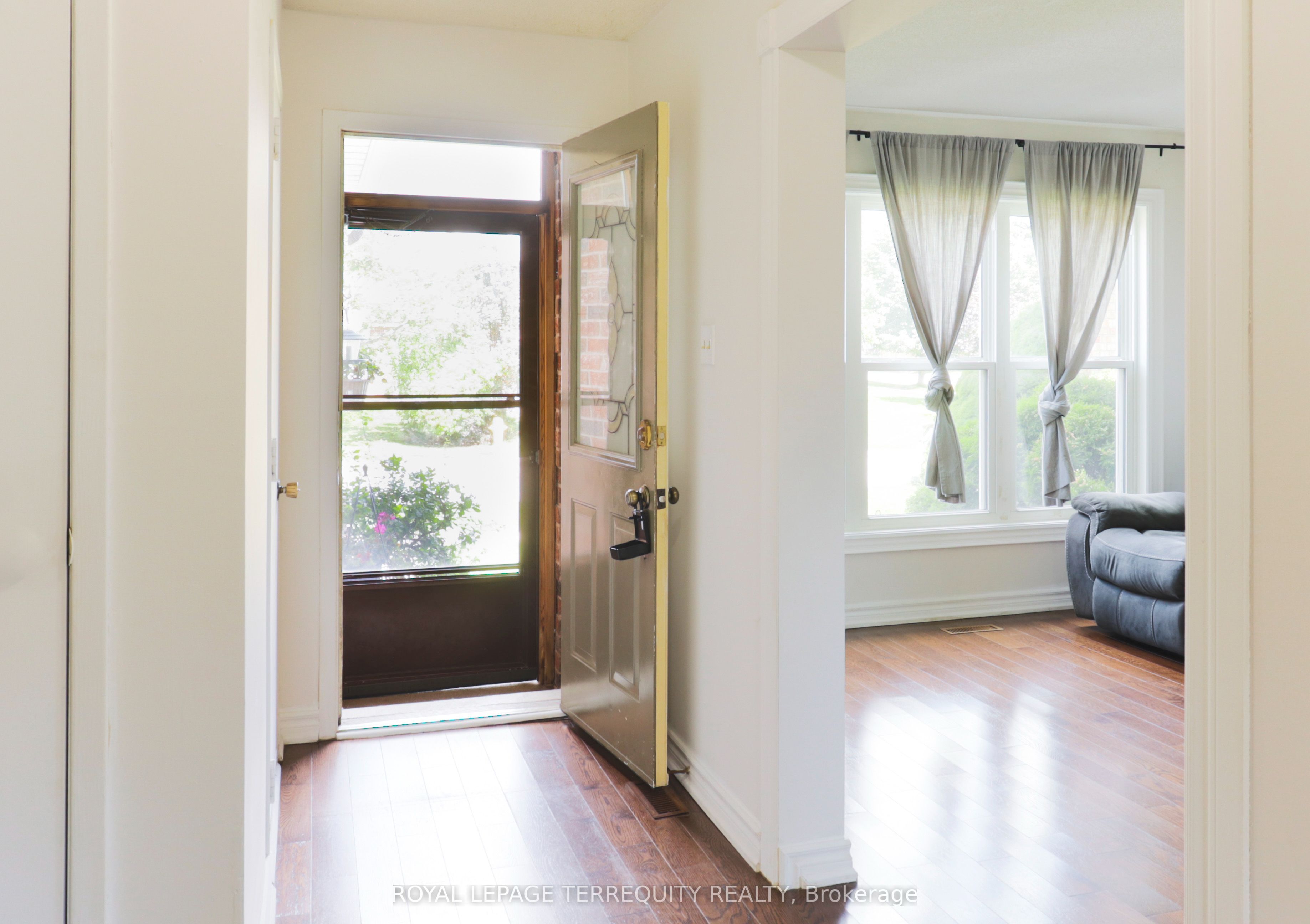 104 Gates Crescent, Ajax, ON L1S 7A1 photo 4