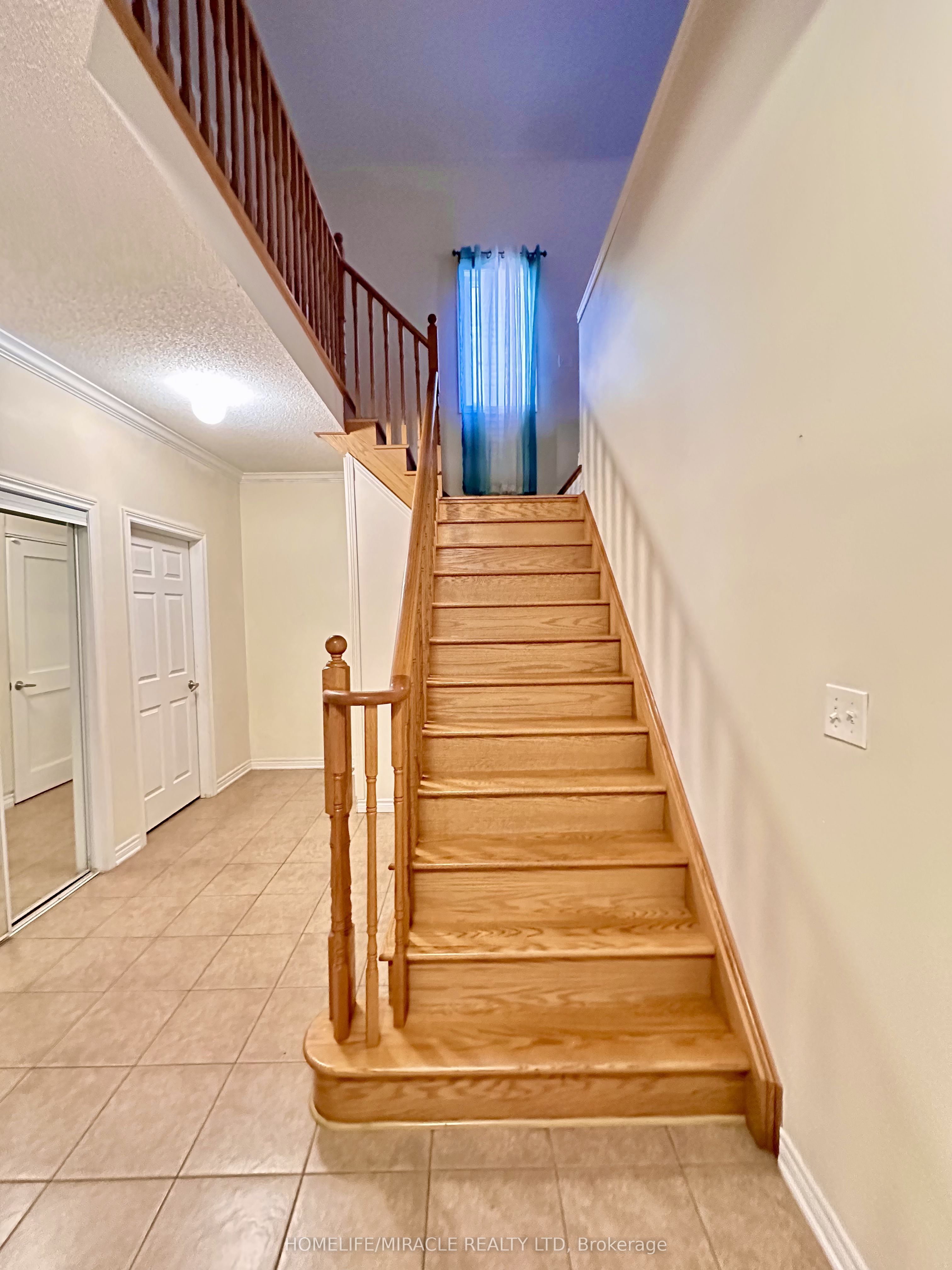 56 Baycliffe Drive Main, Whitby, ON L1P 0B2 photo 3