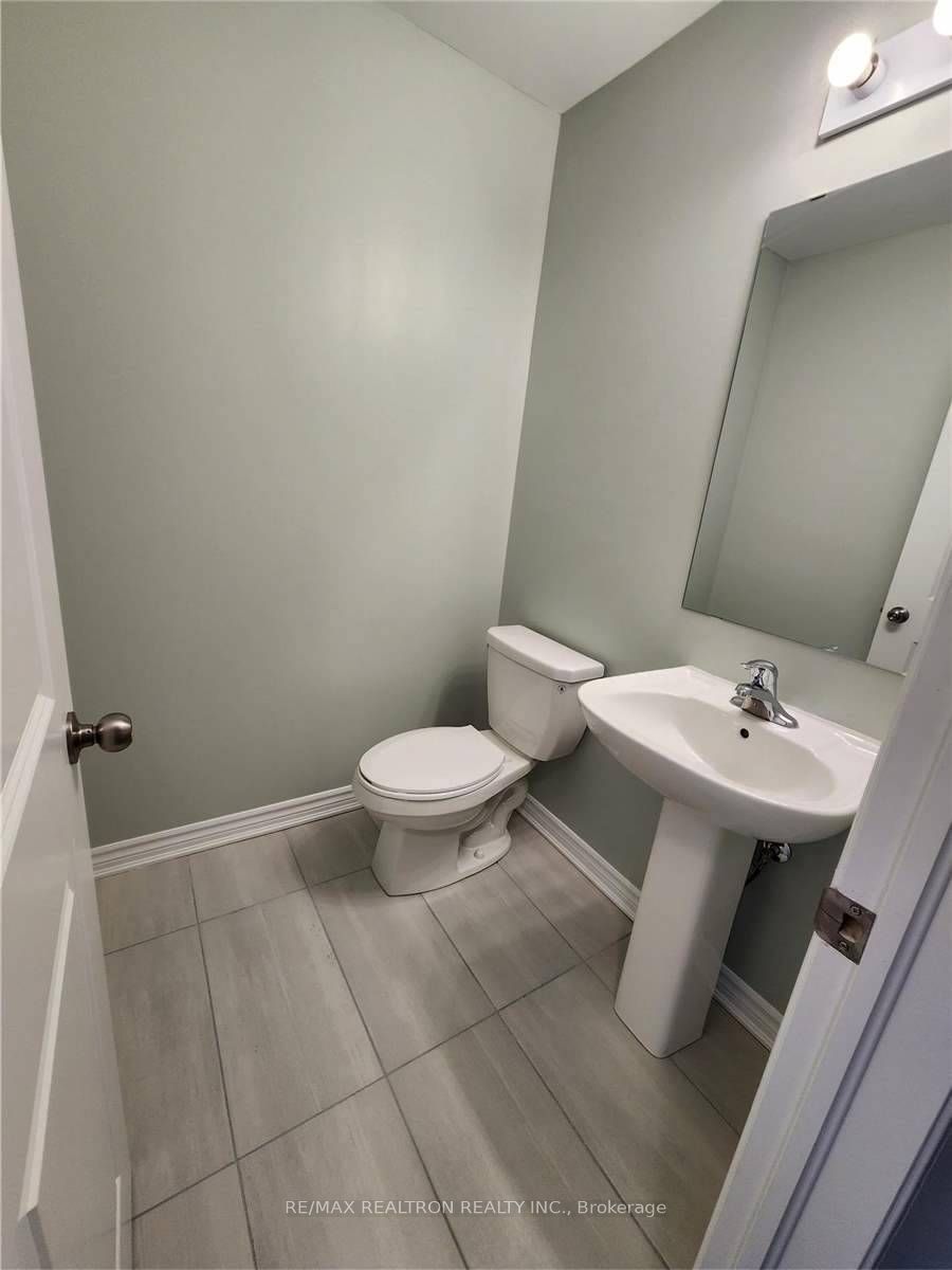 8 Royal Collection Way, Whitby, ON L1P 0P1 photo 5