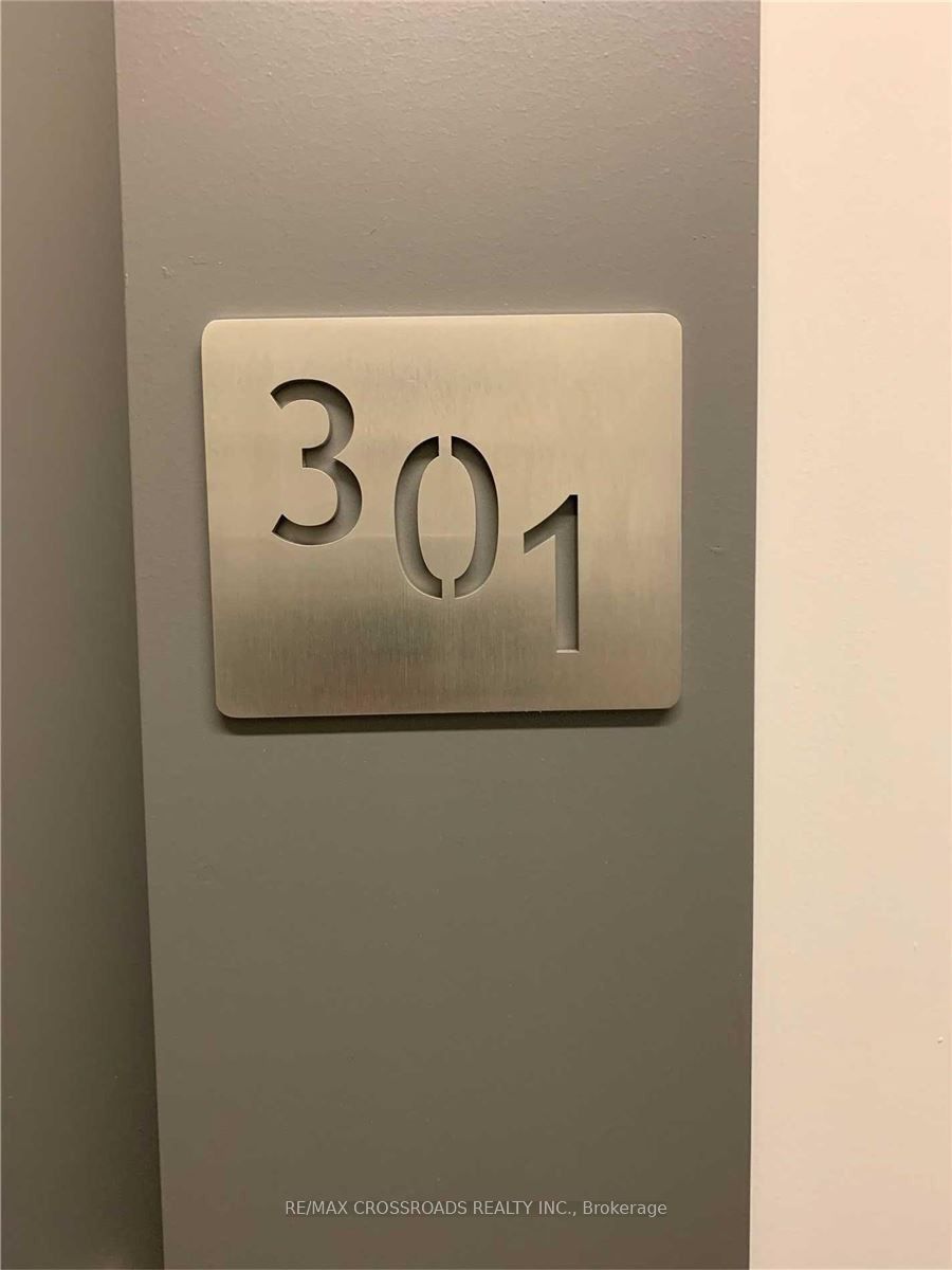 246 Logan Avenue 301, Toronto, ON M4M 0E9 photo 4