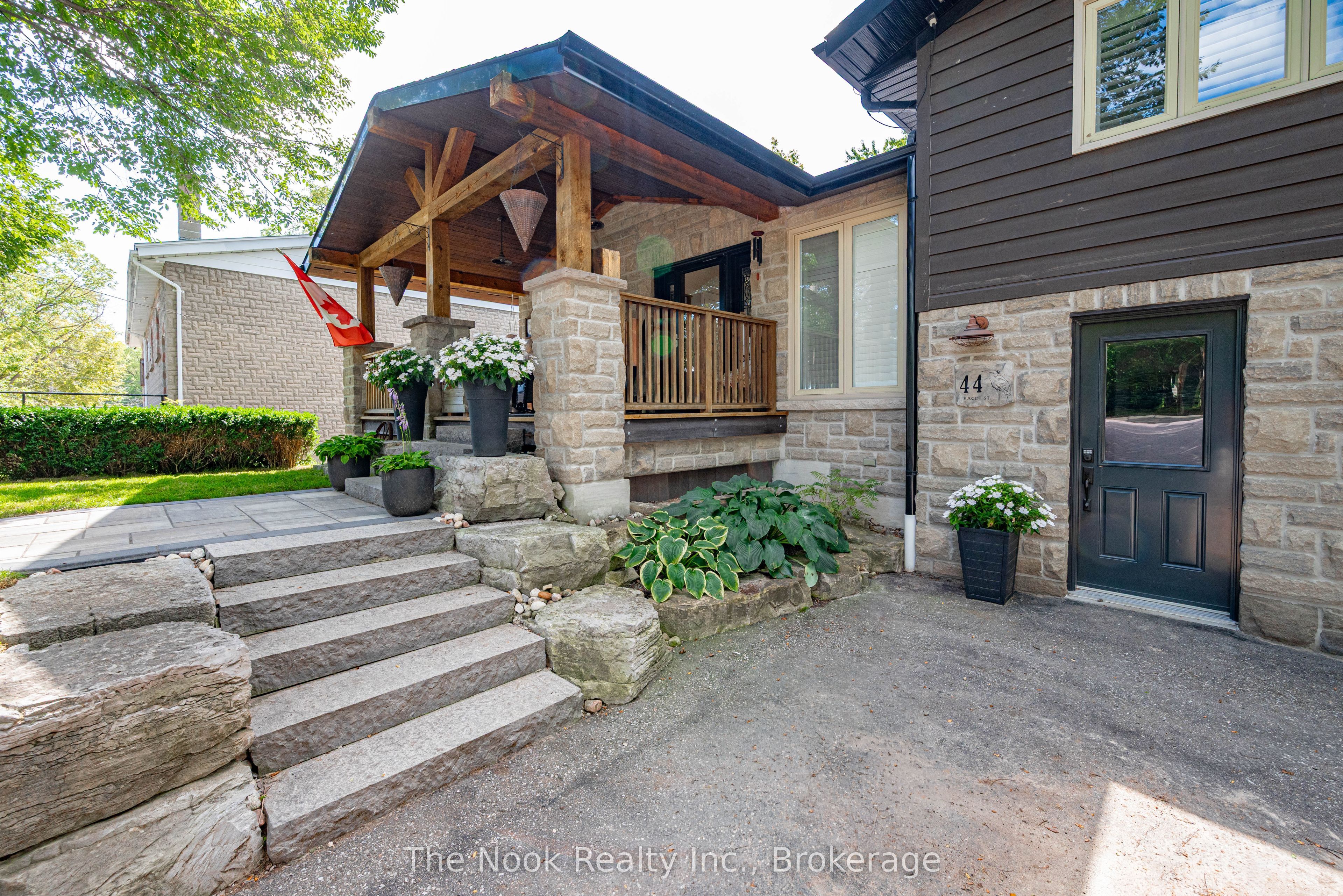 44 Bagot Street, Whitby, ON L1M 1A1 photo 2
