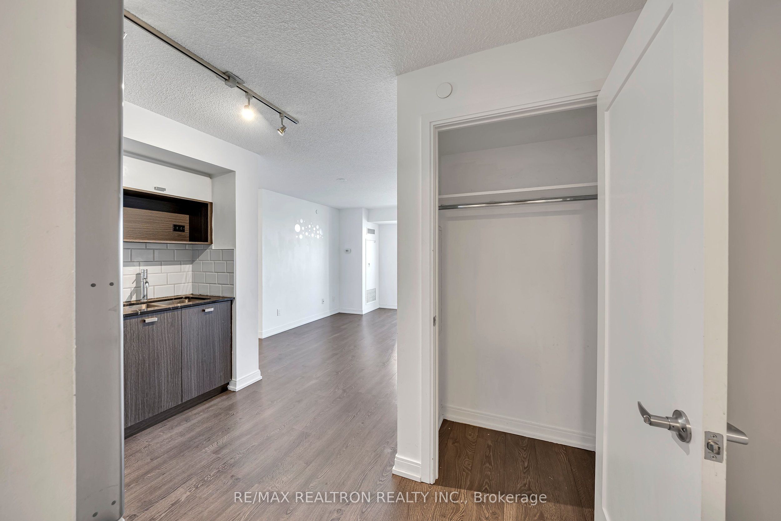 255 Village Green Square 1405, Toronto, ON M1S 0L7 photo 5