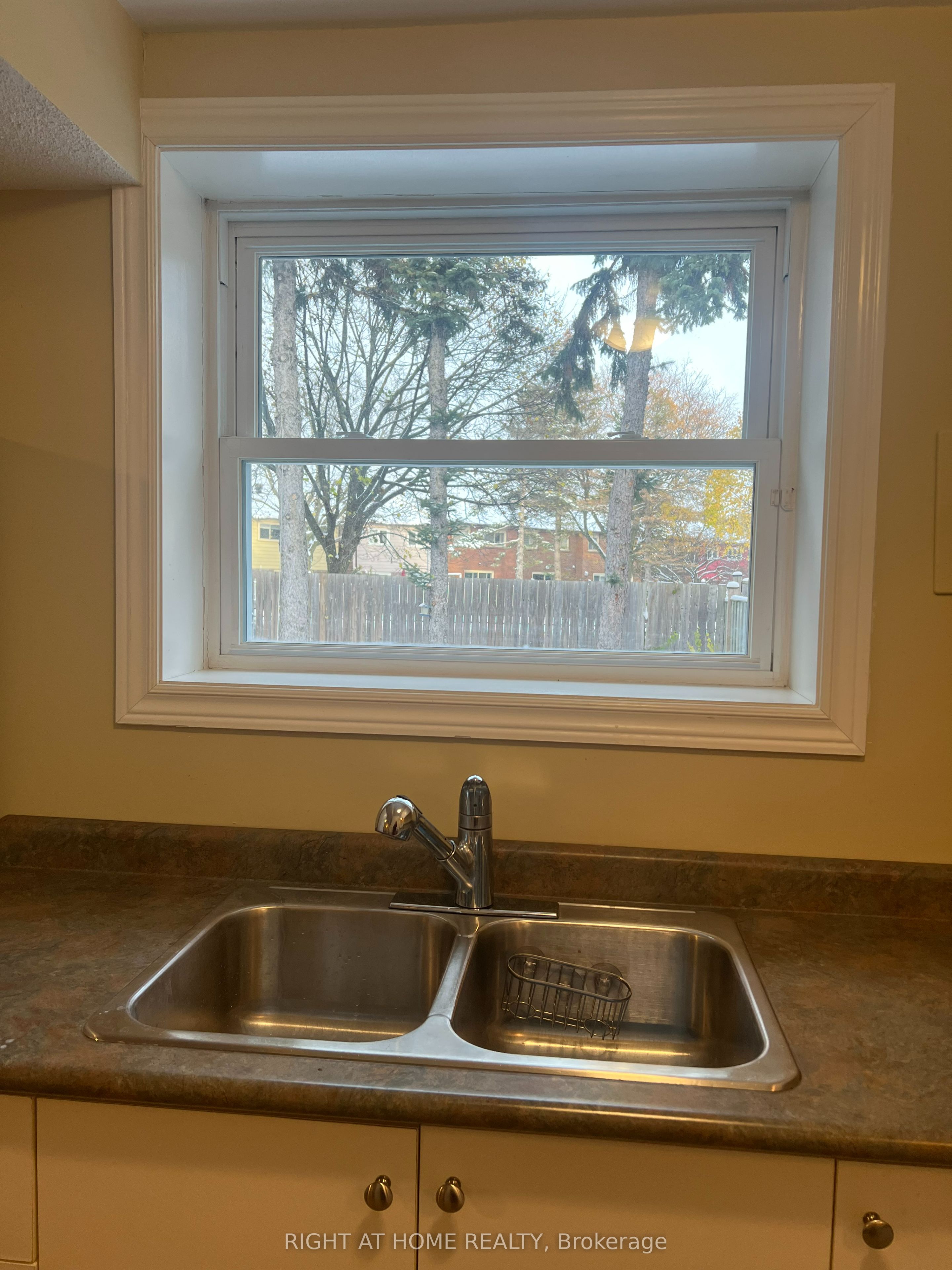 11 W Myrna Lane W basement, Toronto, ON M1V 3N6 photo 4