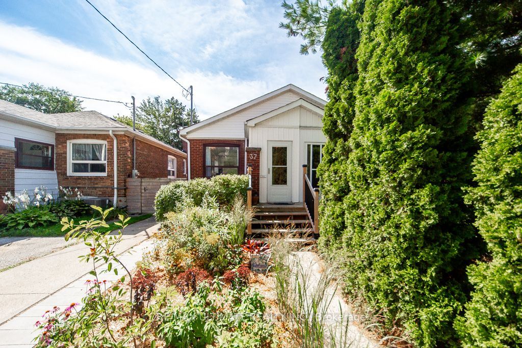 37 Gowan Avenue, Toronto, ON M4K 2C8 photo 2