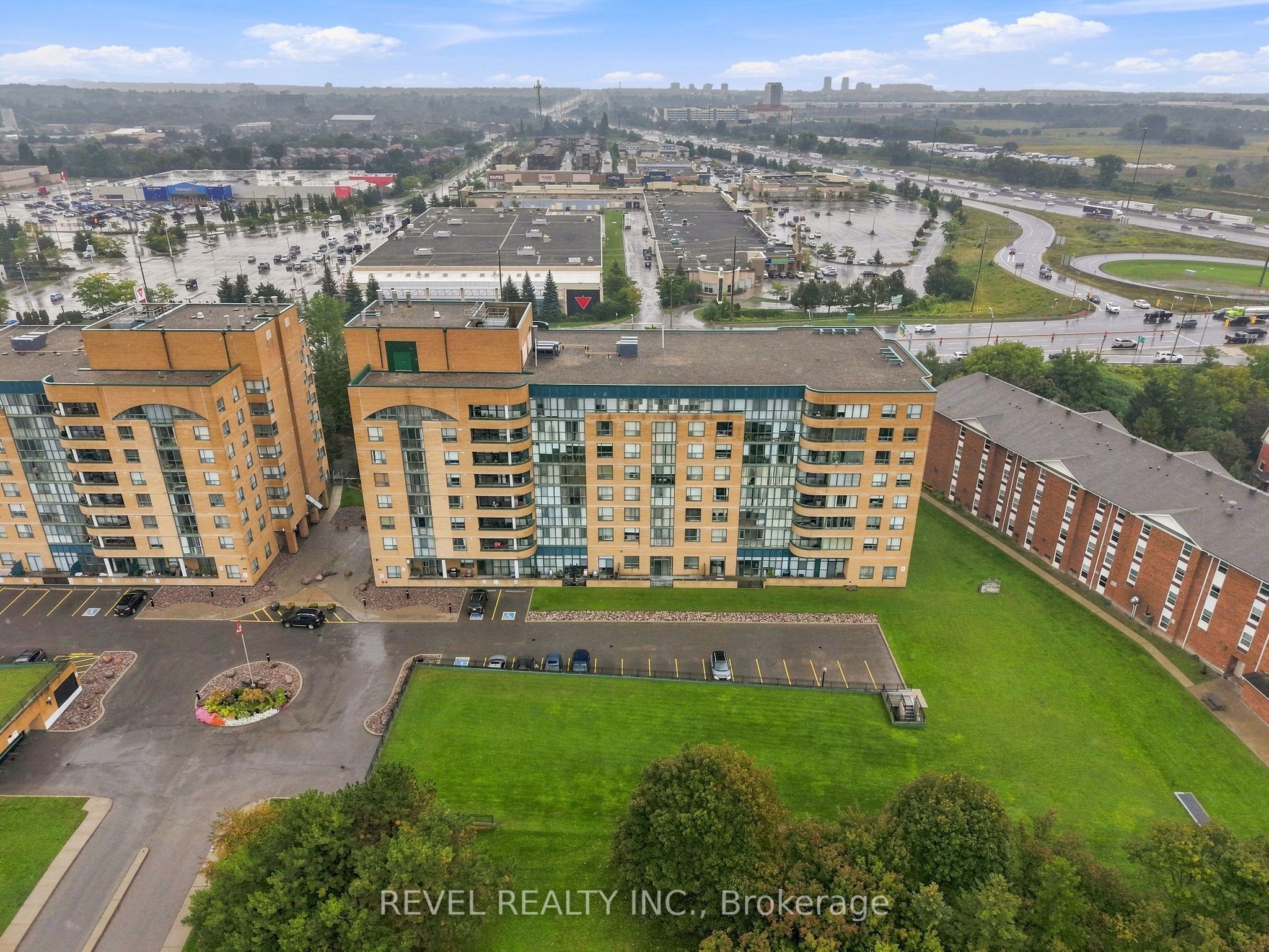 1655 Pickering Parkway 306, Pickering, ON L1V 6L3 photo 2